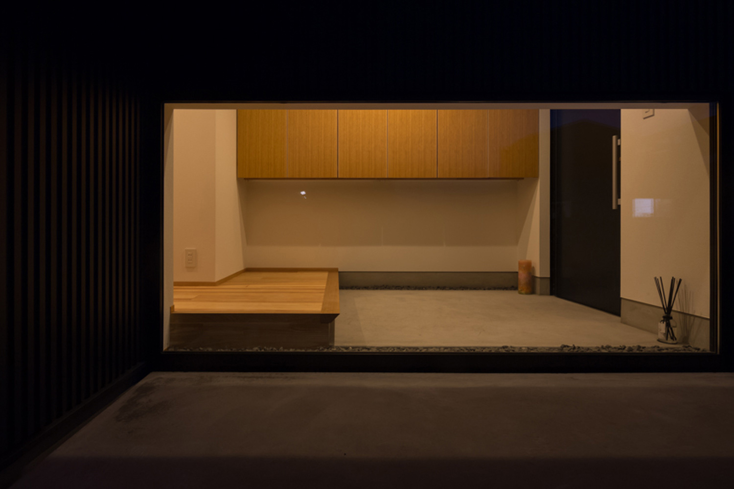 外から玄関の様子が見える大き目の地窓・デザイン住宅