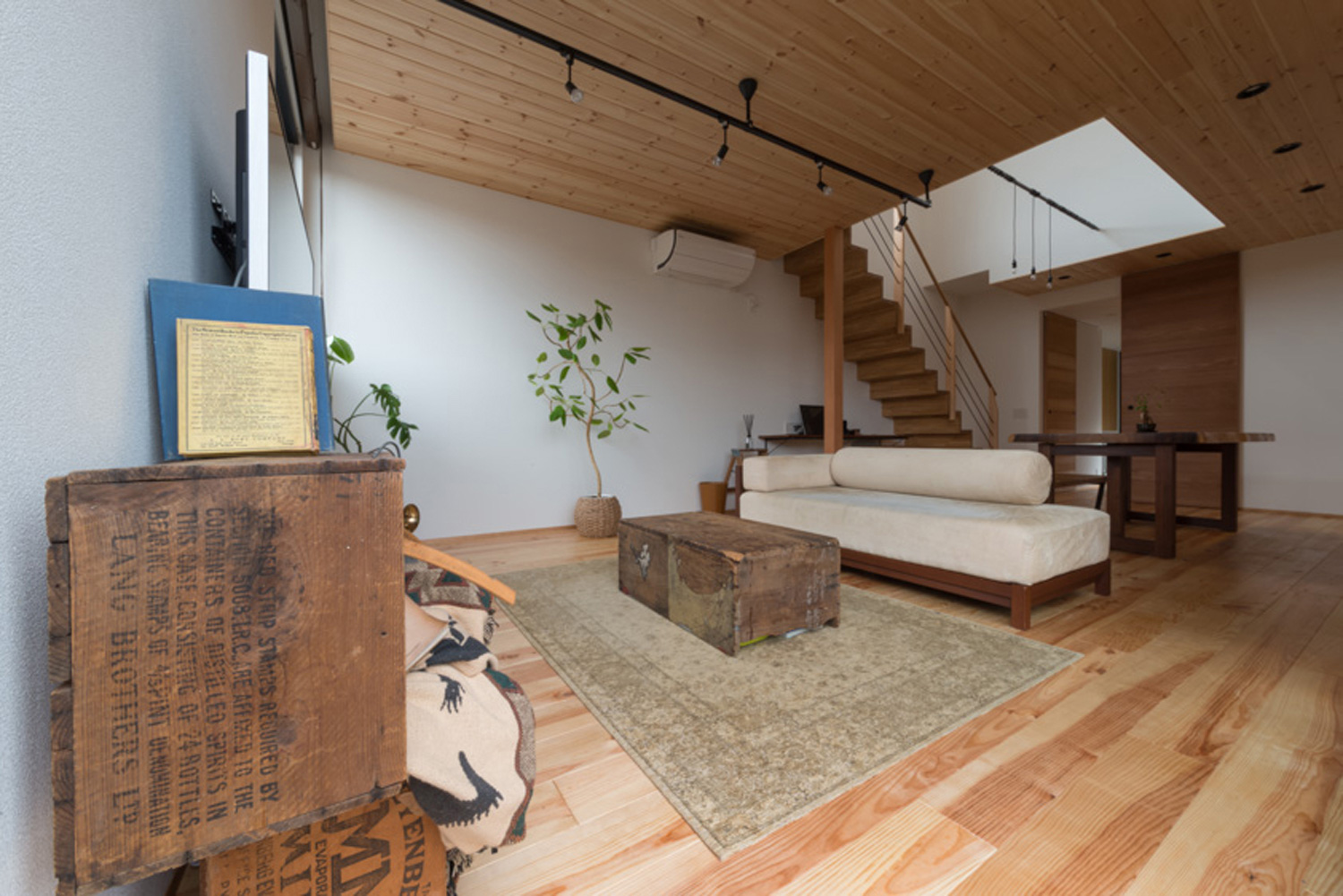 ヴィンテージのインテリアを取り入れた木目の天井のナチュラルなLDK・デザイン住宅