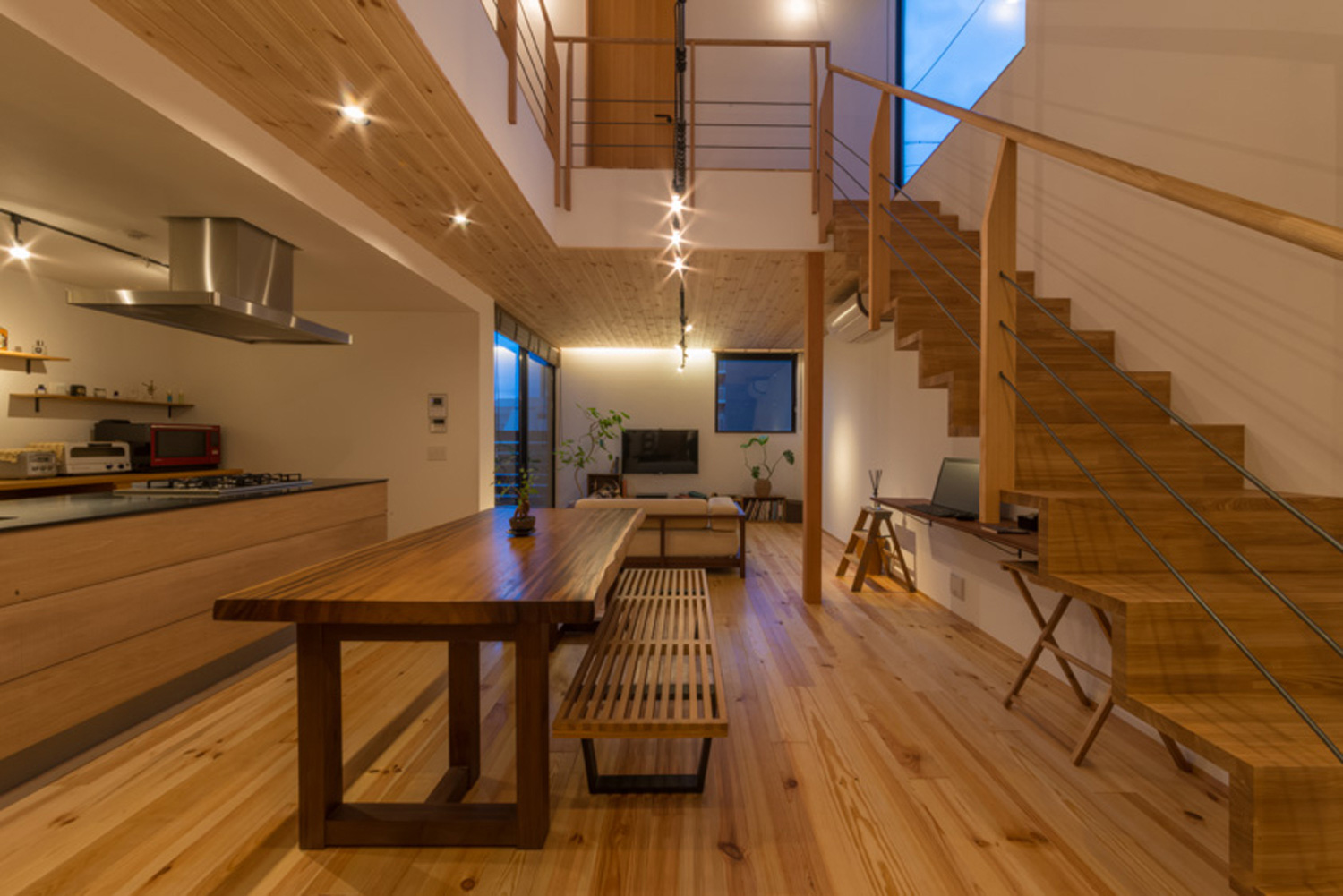 木のダイニングテーブルや木のリビングイン階段がある吹き抜けのLDK・デザイン住宅