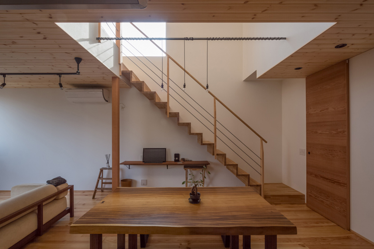 木目のスケルトン階段と吹き抜けがある開放的でナチュラルなLDK・デザイン住宅