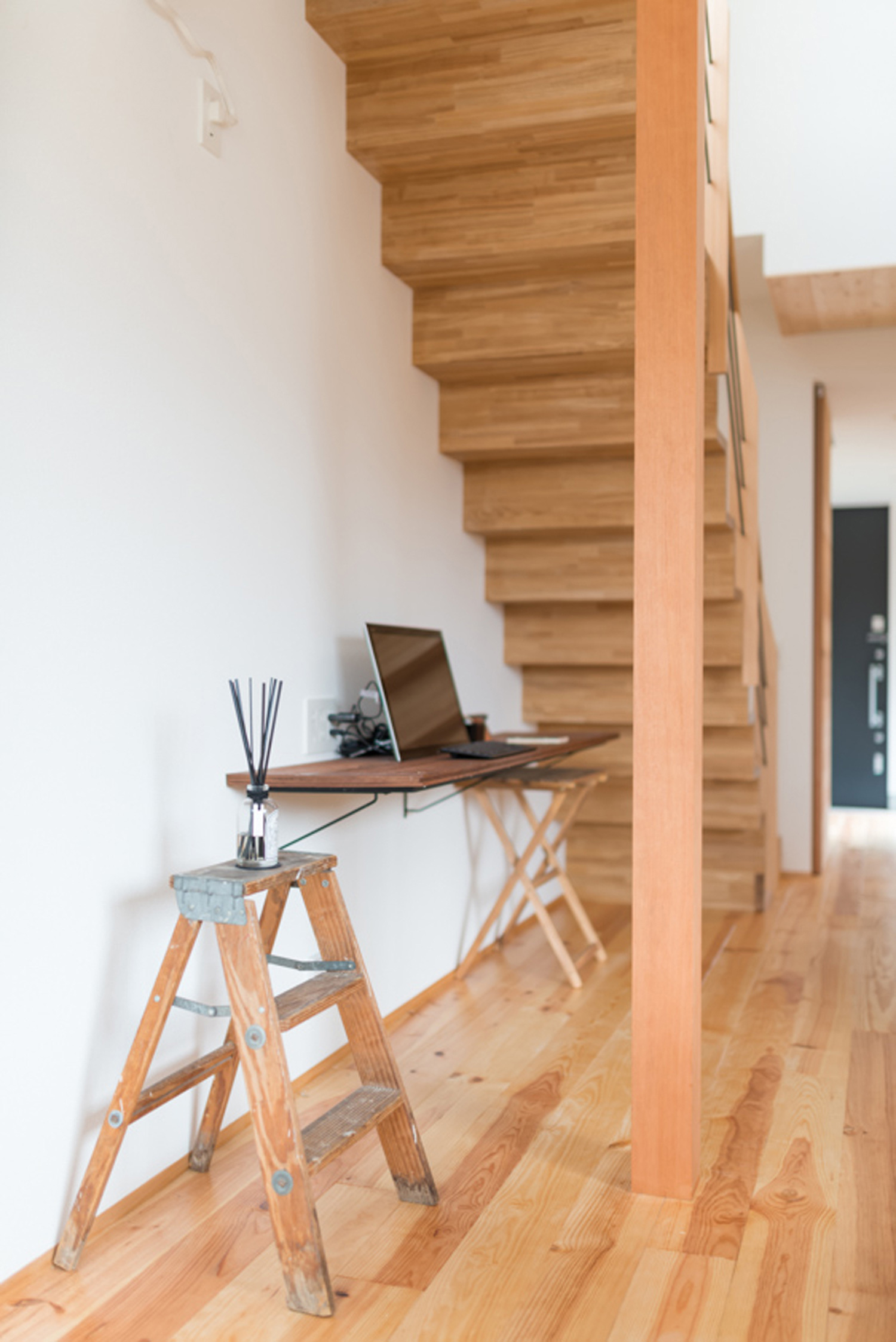 木のスケルトン階段下のスペースに作ったLDKの中にあるワークスペース・デザイン住宅