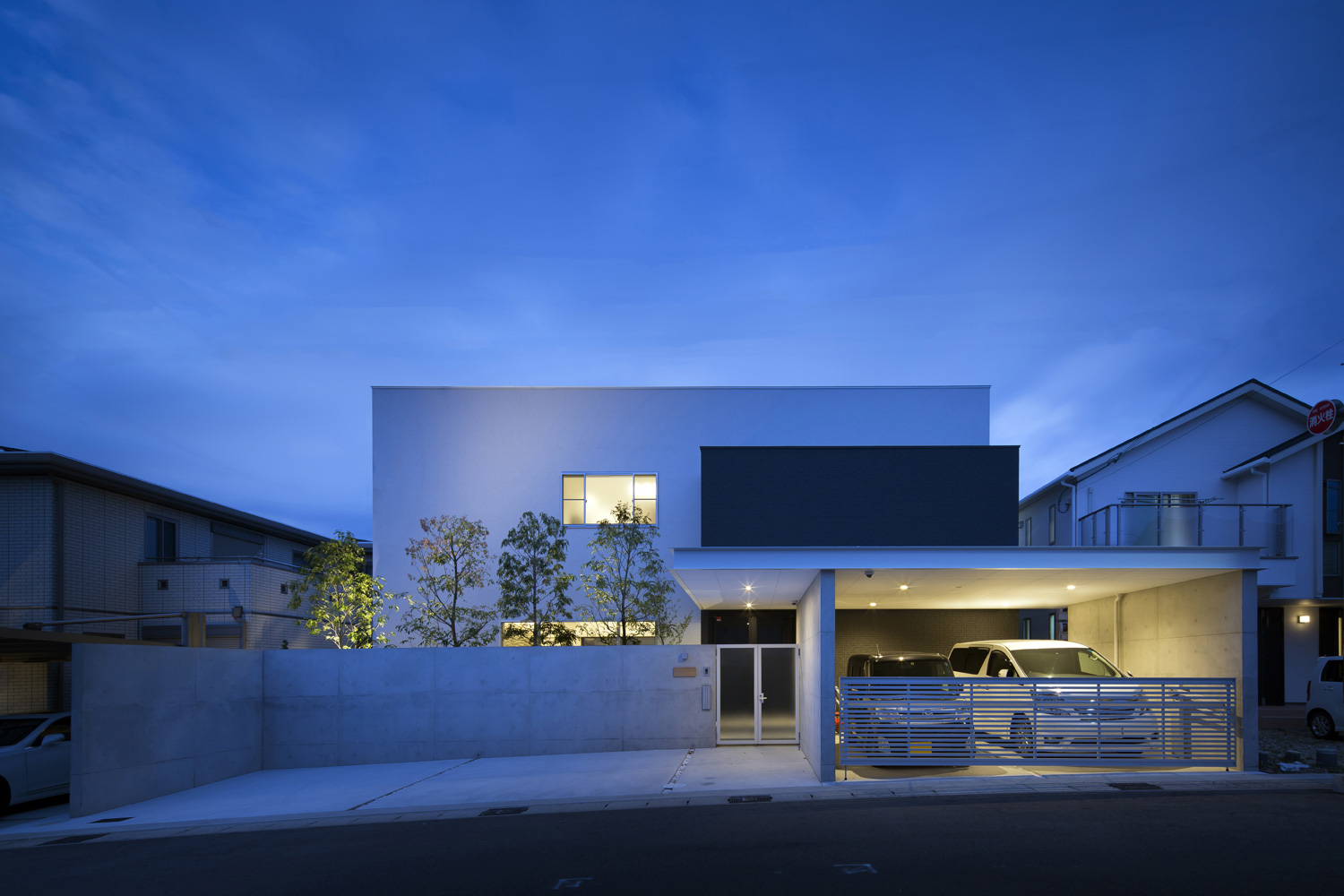 照明付きのインナーガレージに車を二台止めた家・デザイン住宅