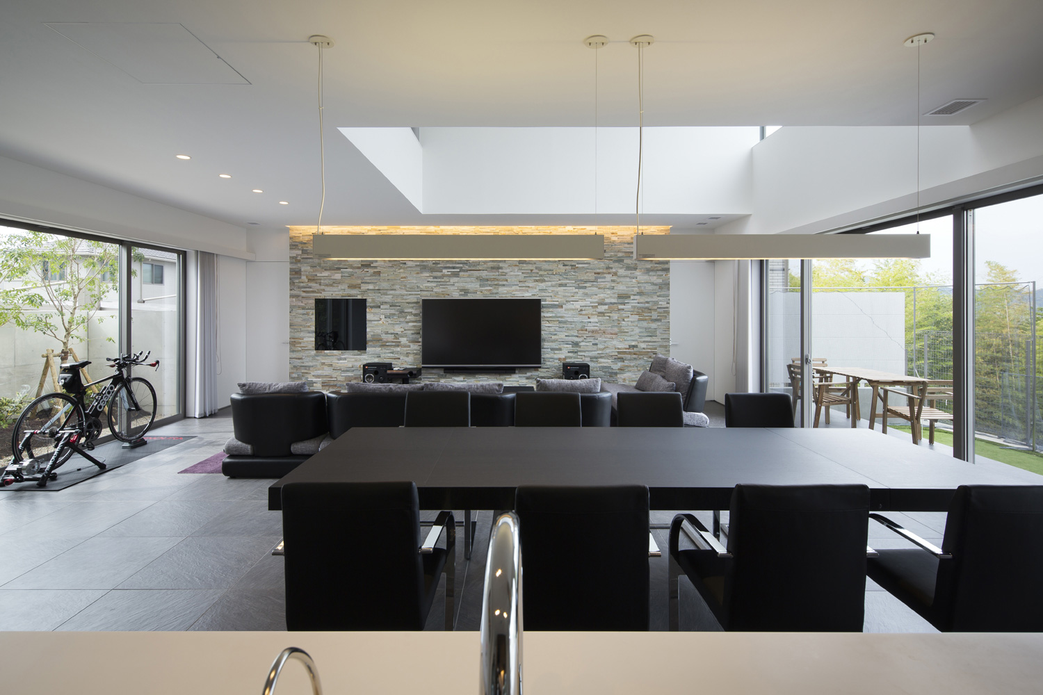 タイル床に黒いインテリアを取り入れた高級感のあるLDK・デザイン住宅