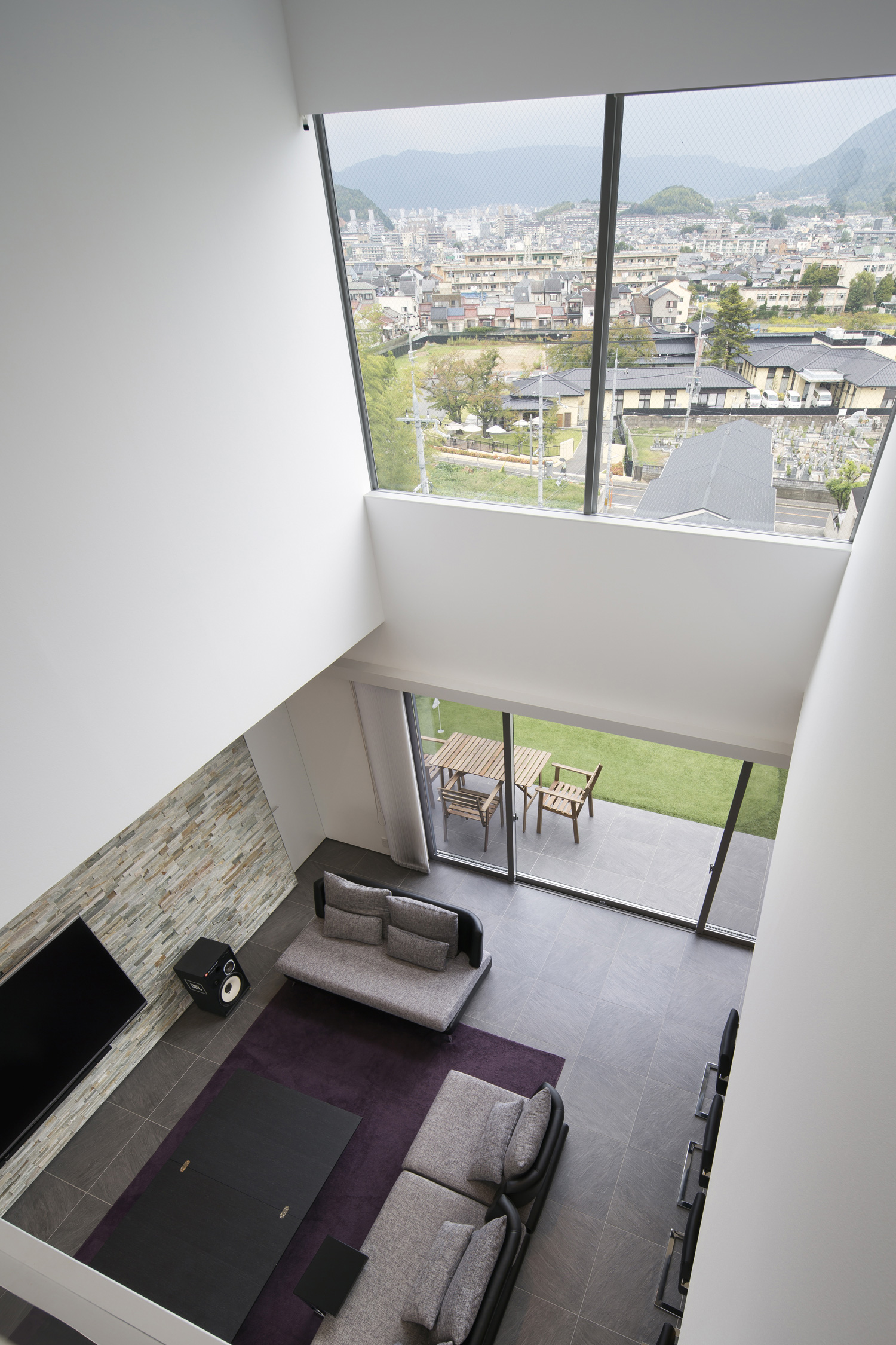 窓を取り付けた吹き抜けを上から見た様子・デザイン住宅