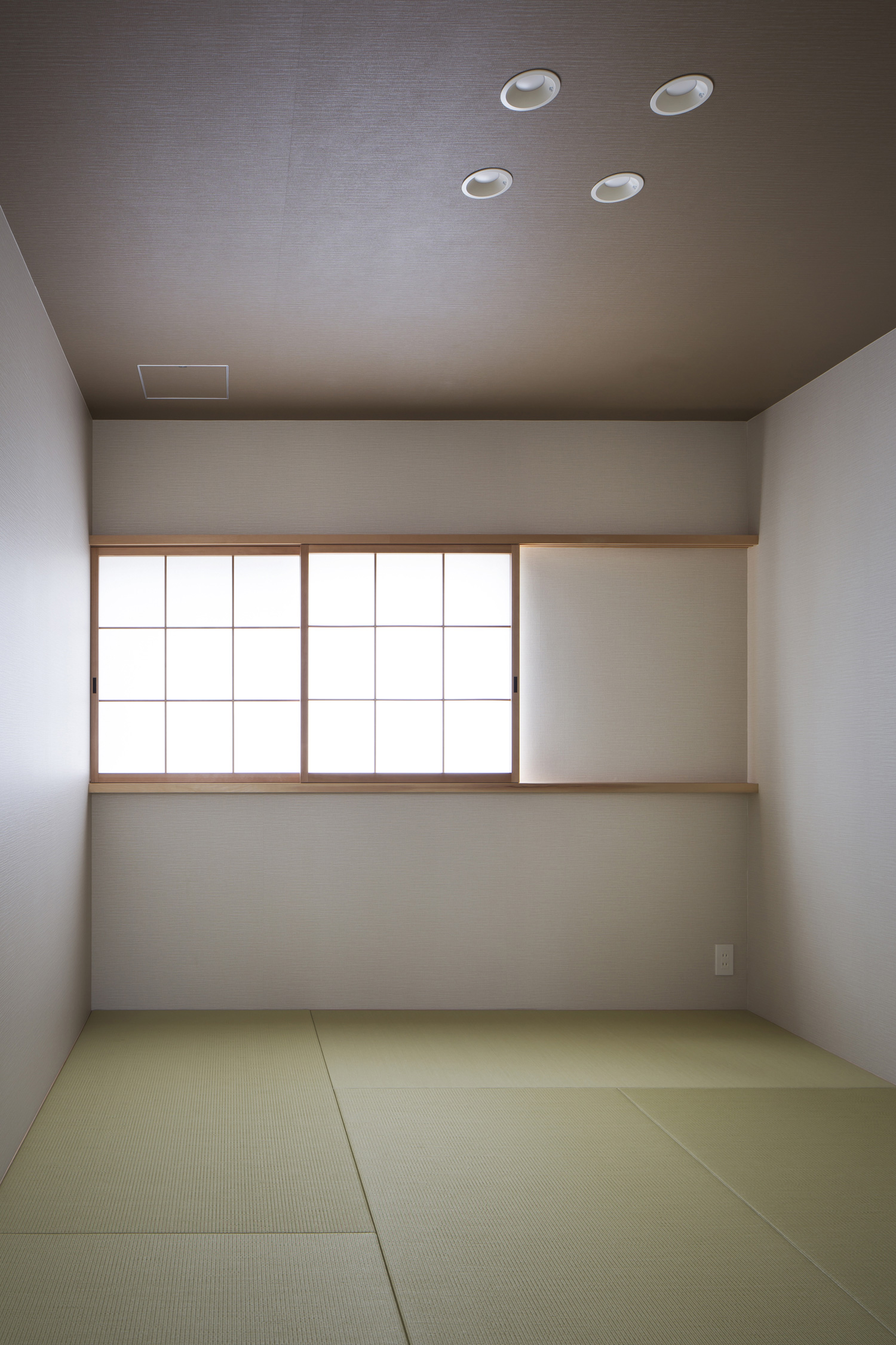 障子付きの窓がある琉球畳のシンプルな和室・デザイン住宅