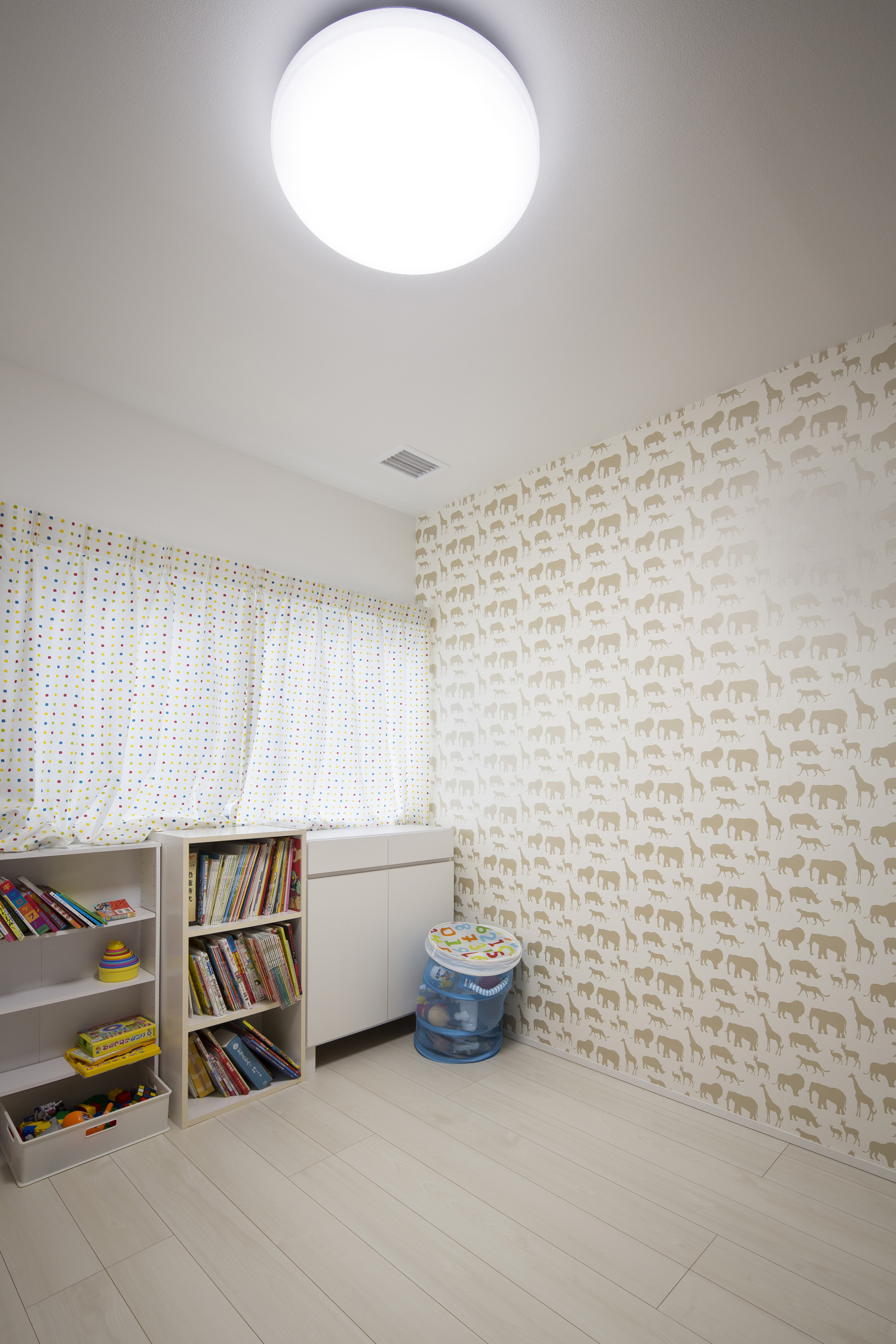 動物柄のクロスや本棚がある可愛らしい子供部屋・デザイン住宅