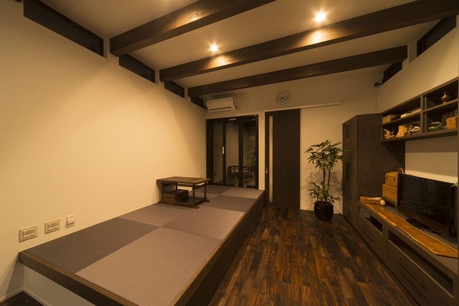 小上がりの畳スペースがある梁見せ天井のLDK・デザイン住宅