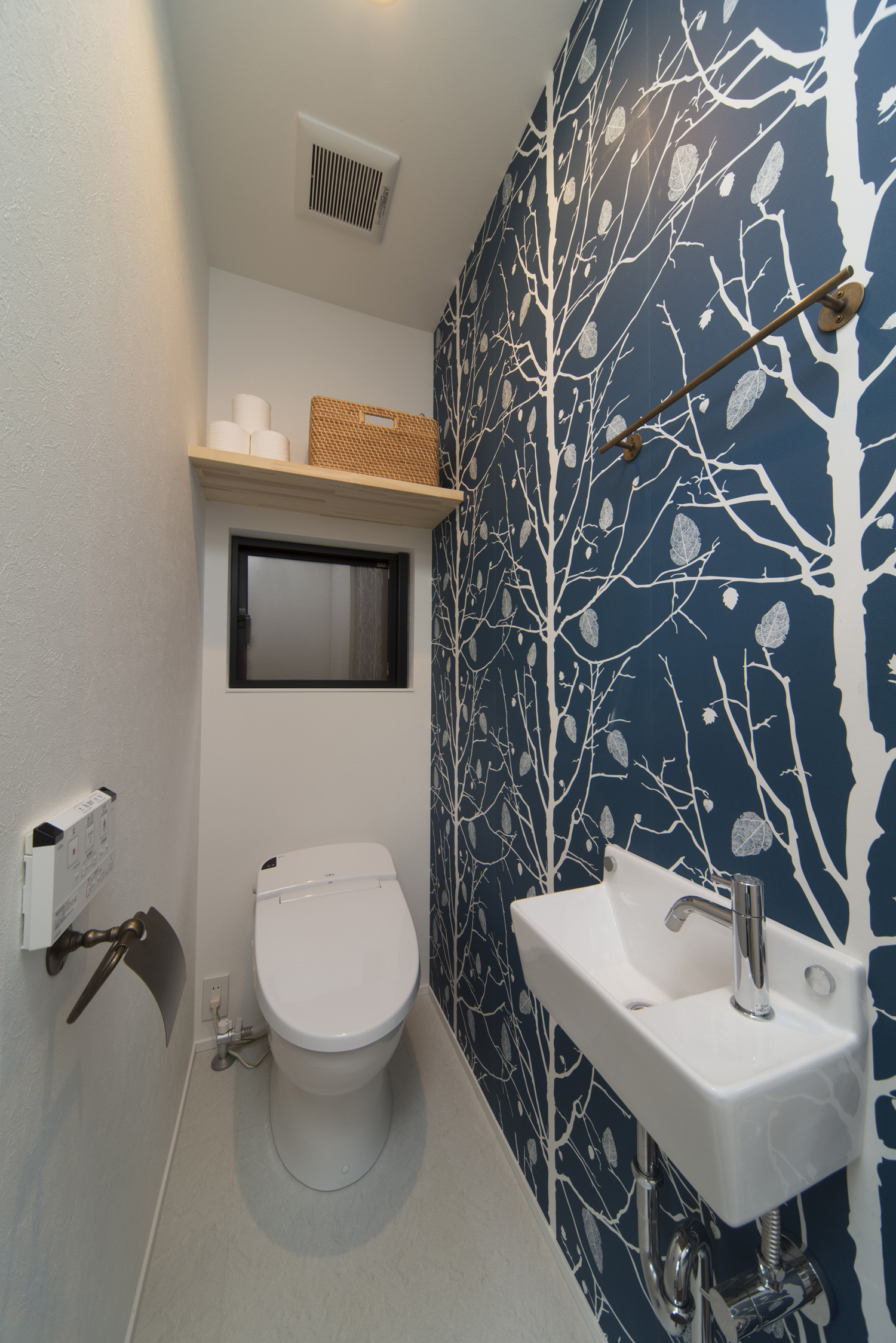 おしゃれな柄のアクセントクロスがある薄型手洗い付きのトイレ・デザイン住宅