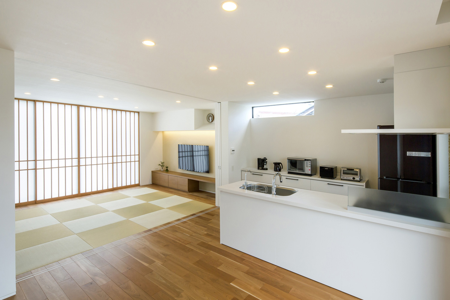 琉球畳の和室リビングがあるシンプルでおしゃれなLDK・デザイン住宅