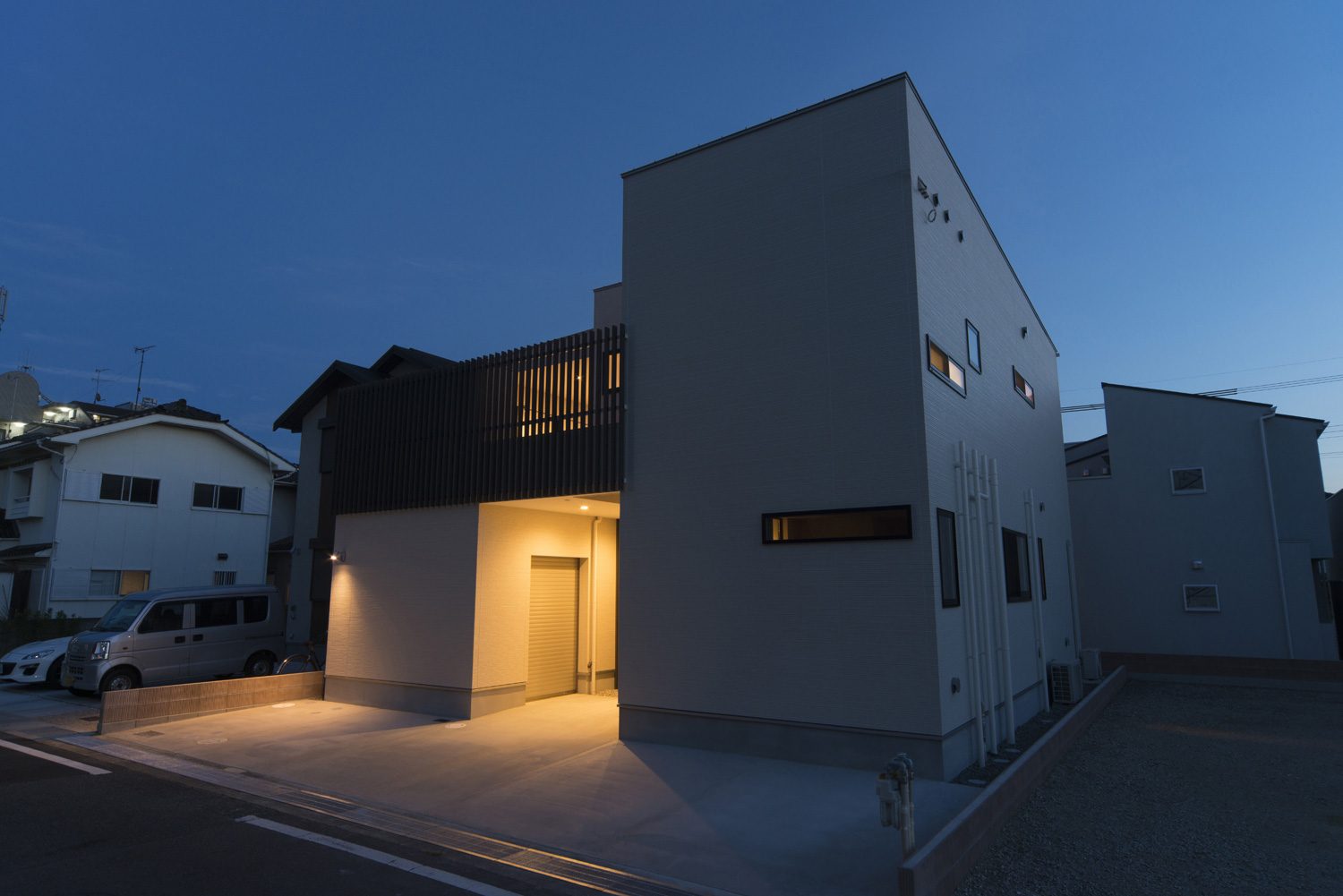 明るいエントランスがあるシンプルな外観の家・デザイン住宅