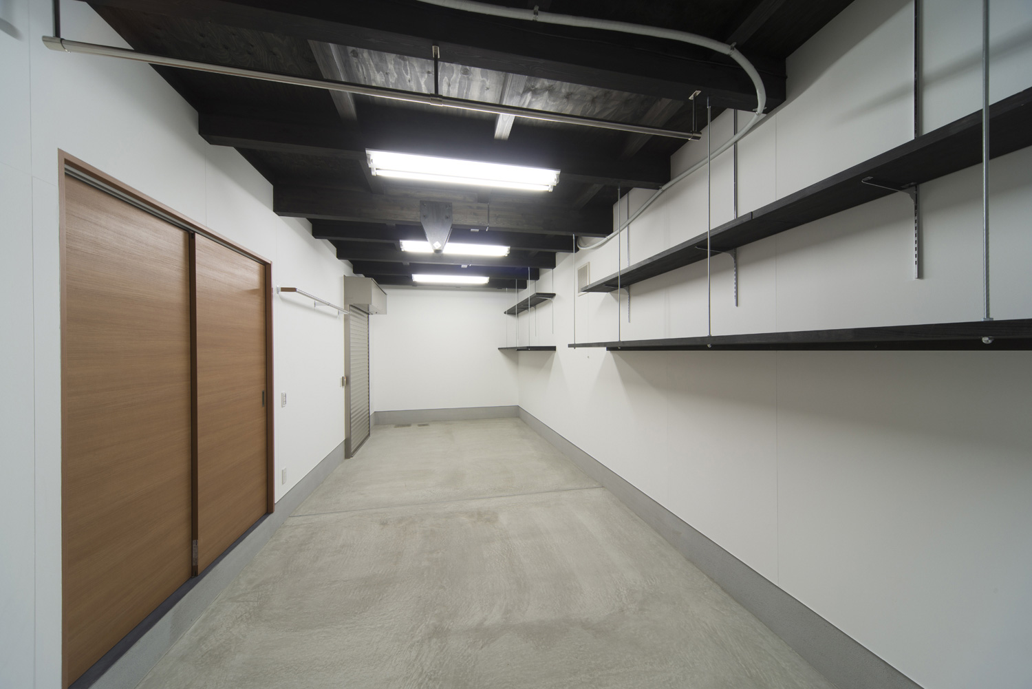 収納棚がある作業スペースを兼ねたガレージ・デザイン住宅