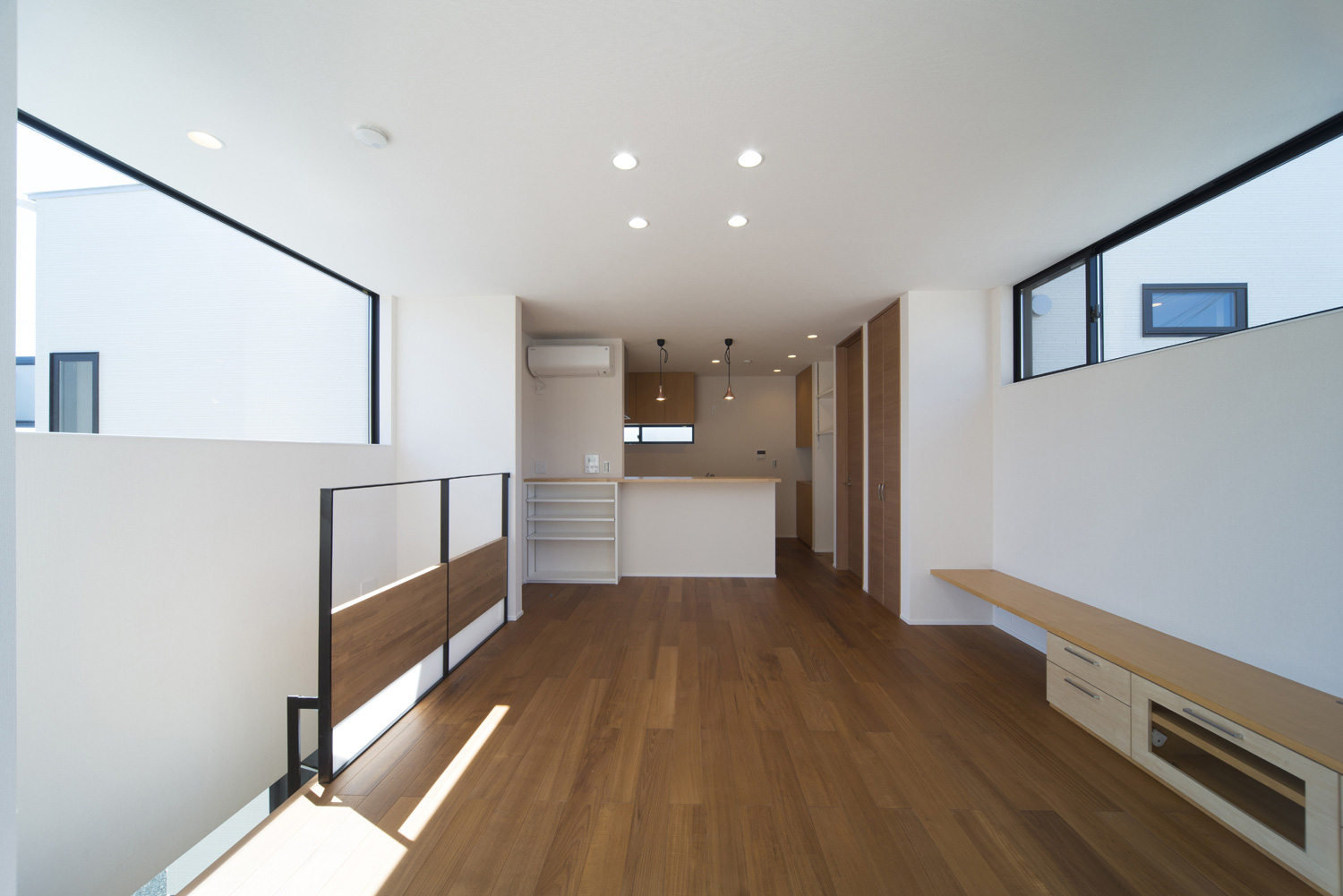 天井近くの窓から光が入る明るいLDK・デザイン住宅