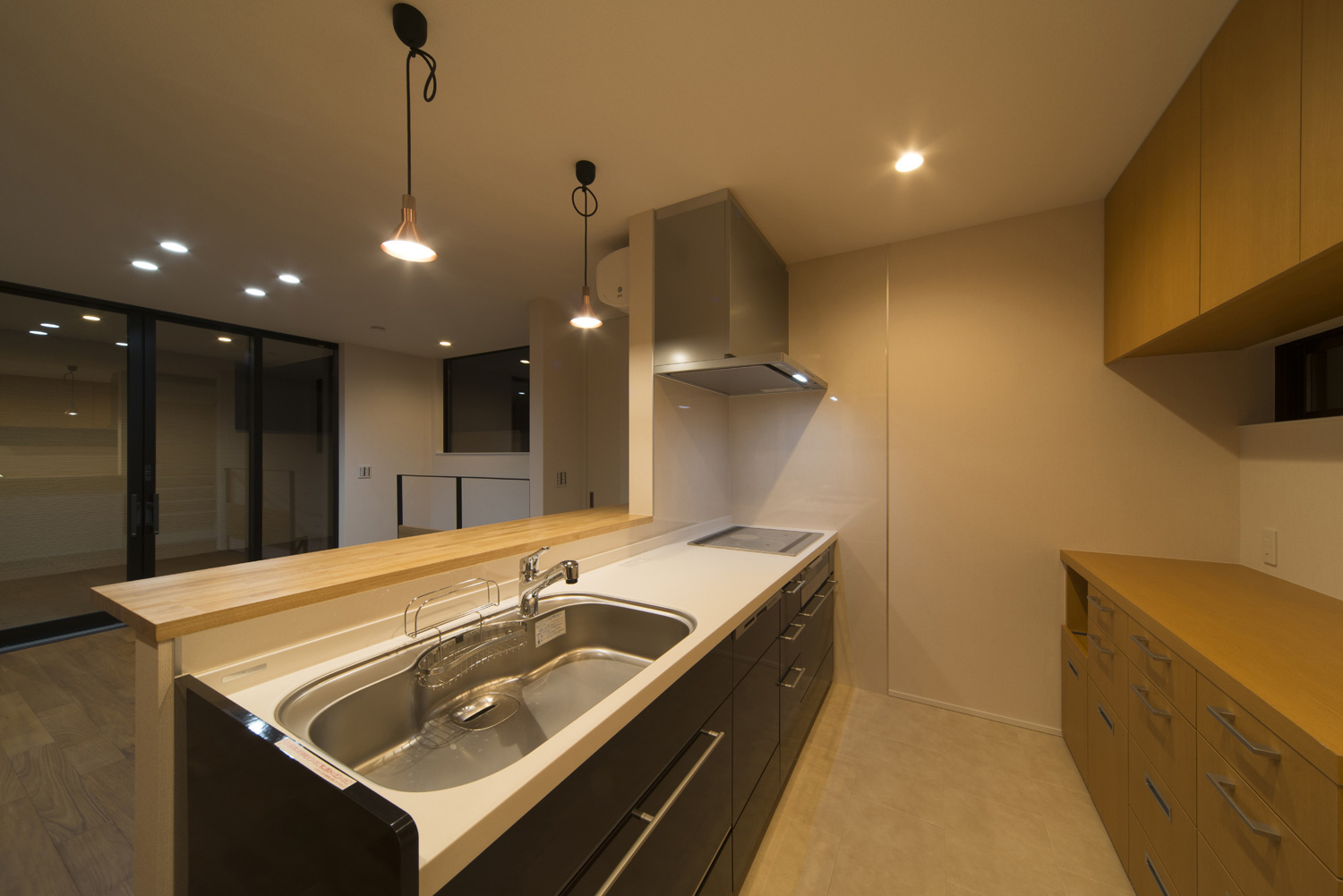 おしゃれなペンダントライトが取り付けられたキッチン・デザイン住宅