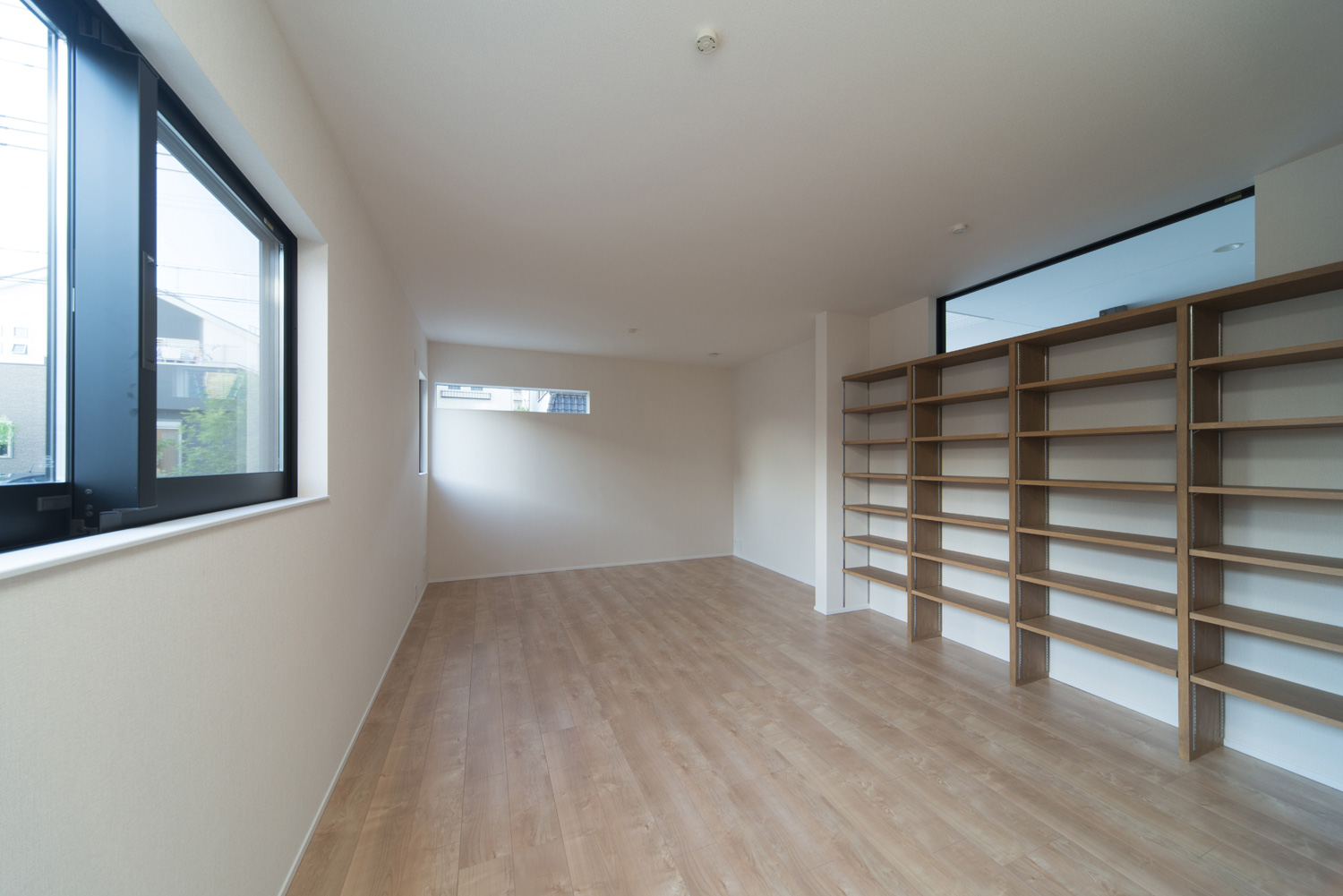 壁付けの収納棚を取り付けた子供部屋・デザイン住宅