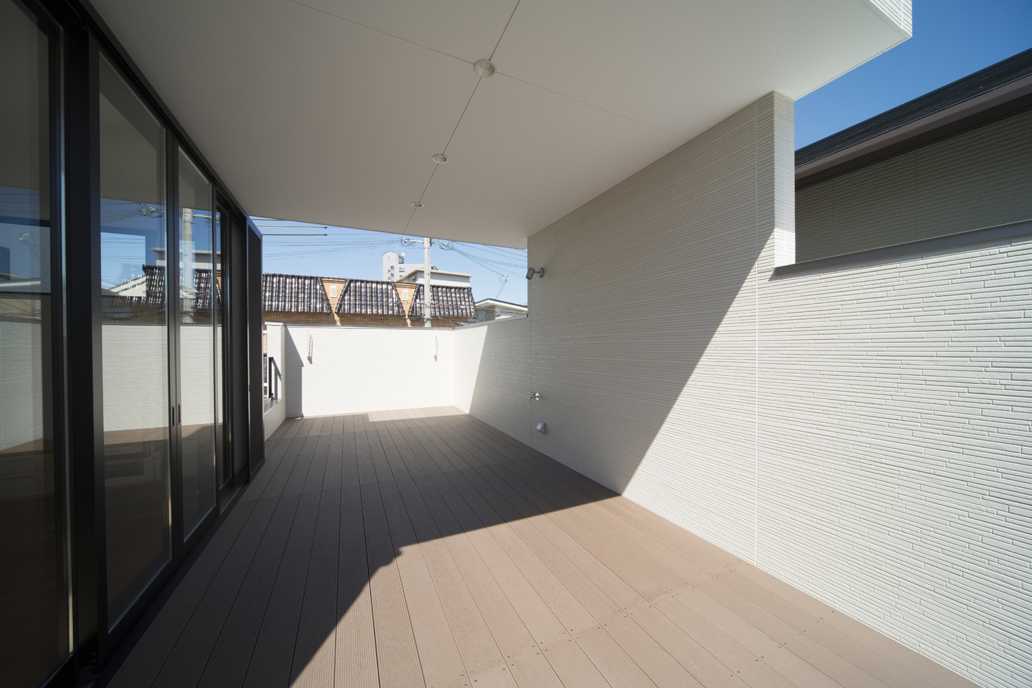 一部が屋根付きのウッドデッキのバルコニー・デザイン住宅