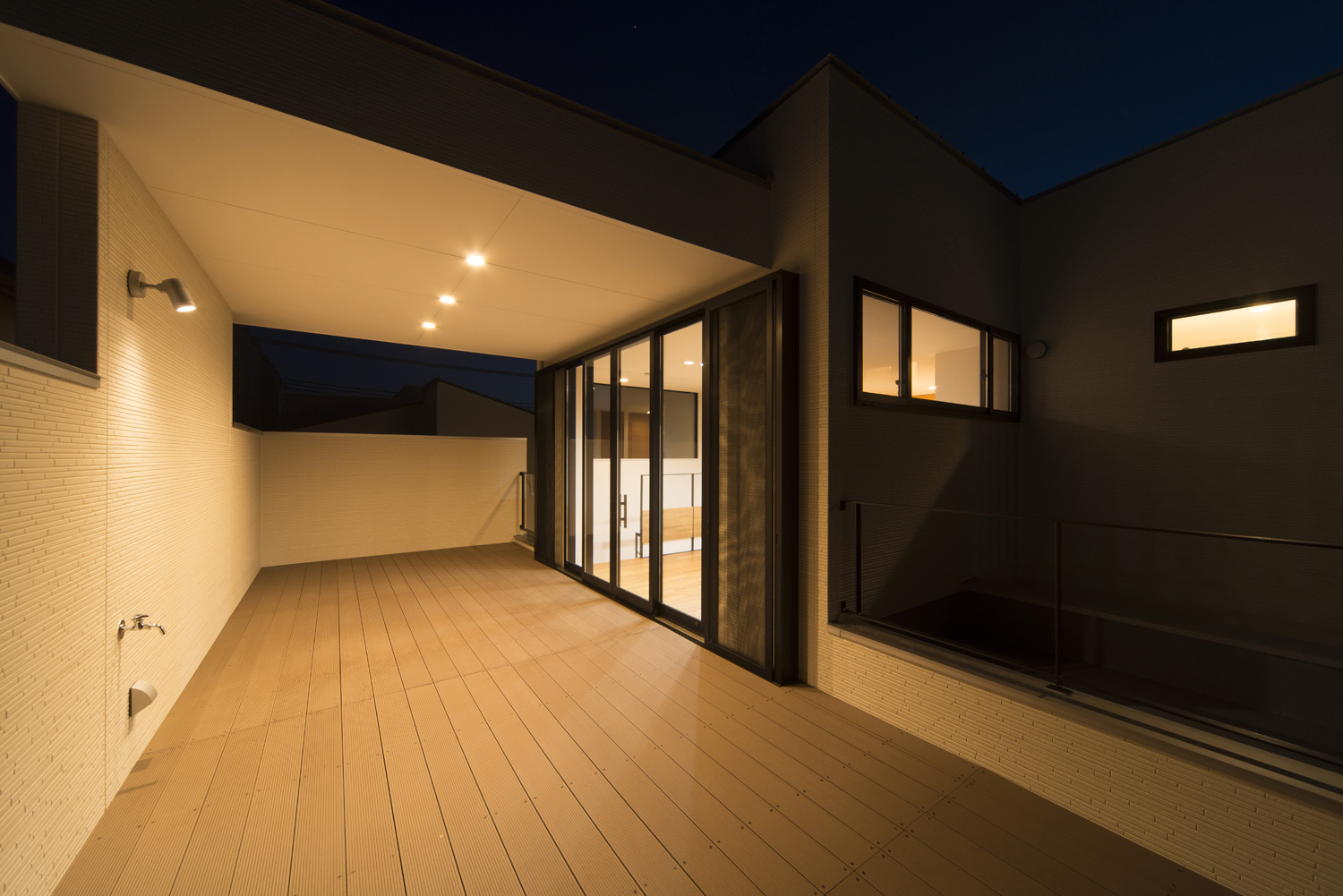 LDKと繋がる開放的かつプライバシー性の高いバルコニー・デザイン住宅