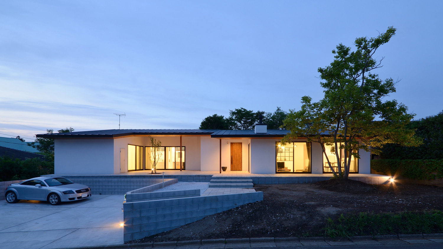 開けた土地に建つシンプルなデザインの平屋・デザイン住宅