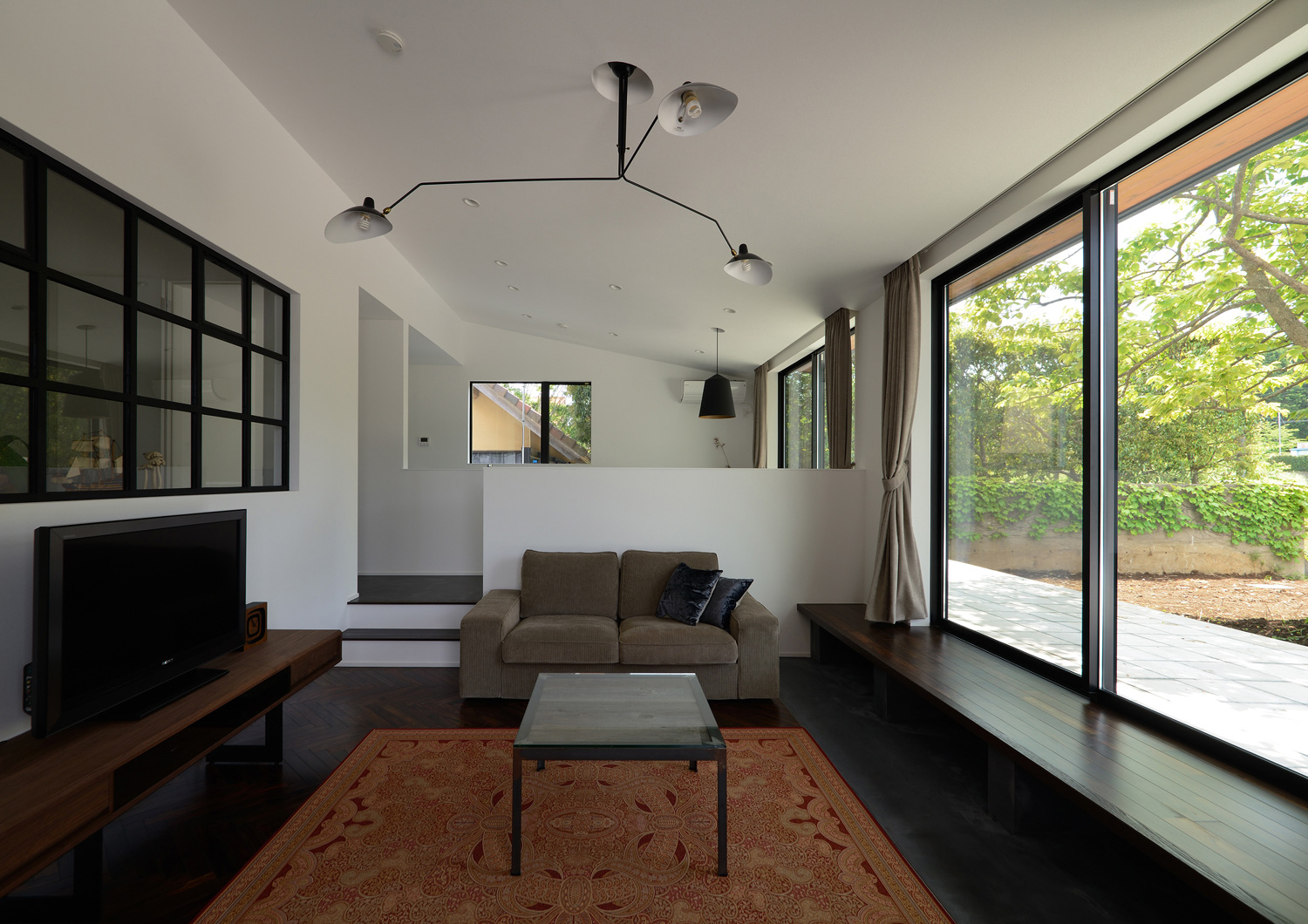 大きな窓がある明るく開放的なLDK・デザイン住宅