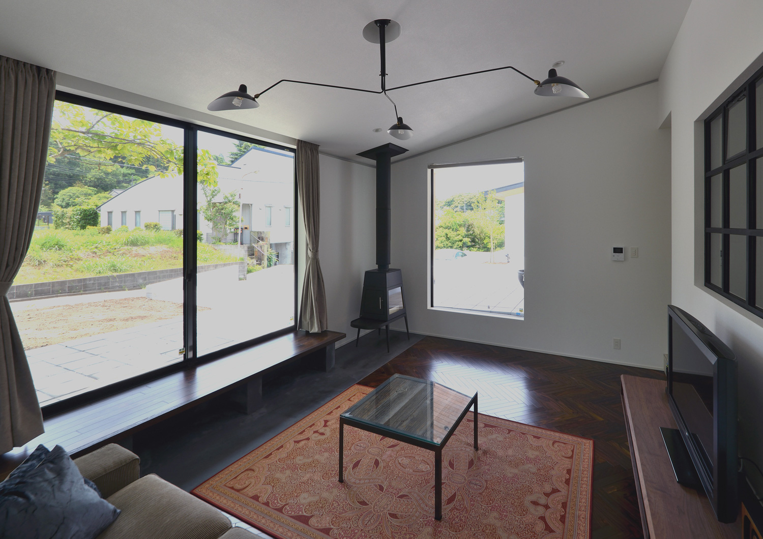 大きな窓とはめ殺しの窓がある明るいLDK・デザイン住宅