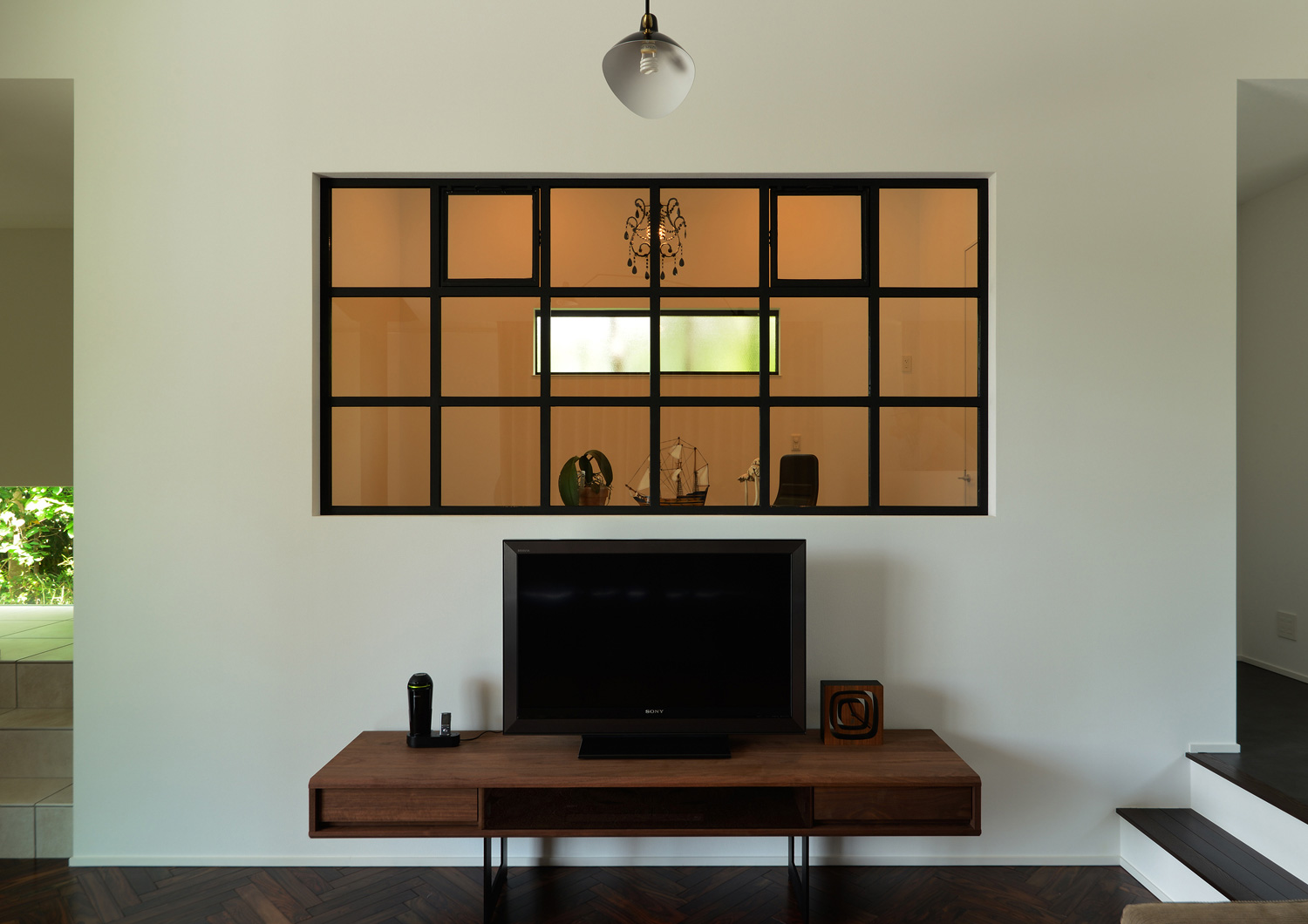 格子付きの室内窓があるレトロなインテリアのLDK・デザイン住宅