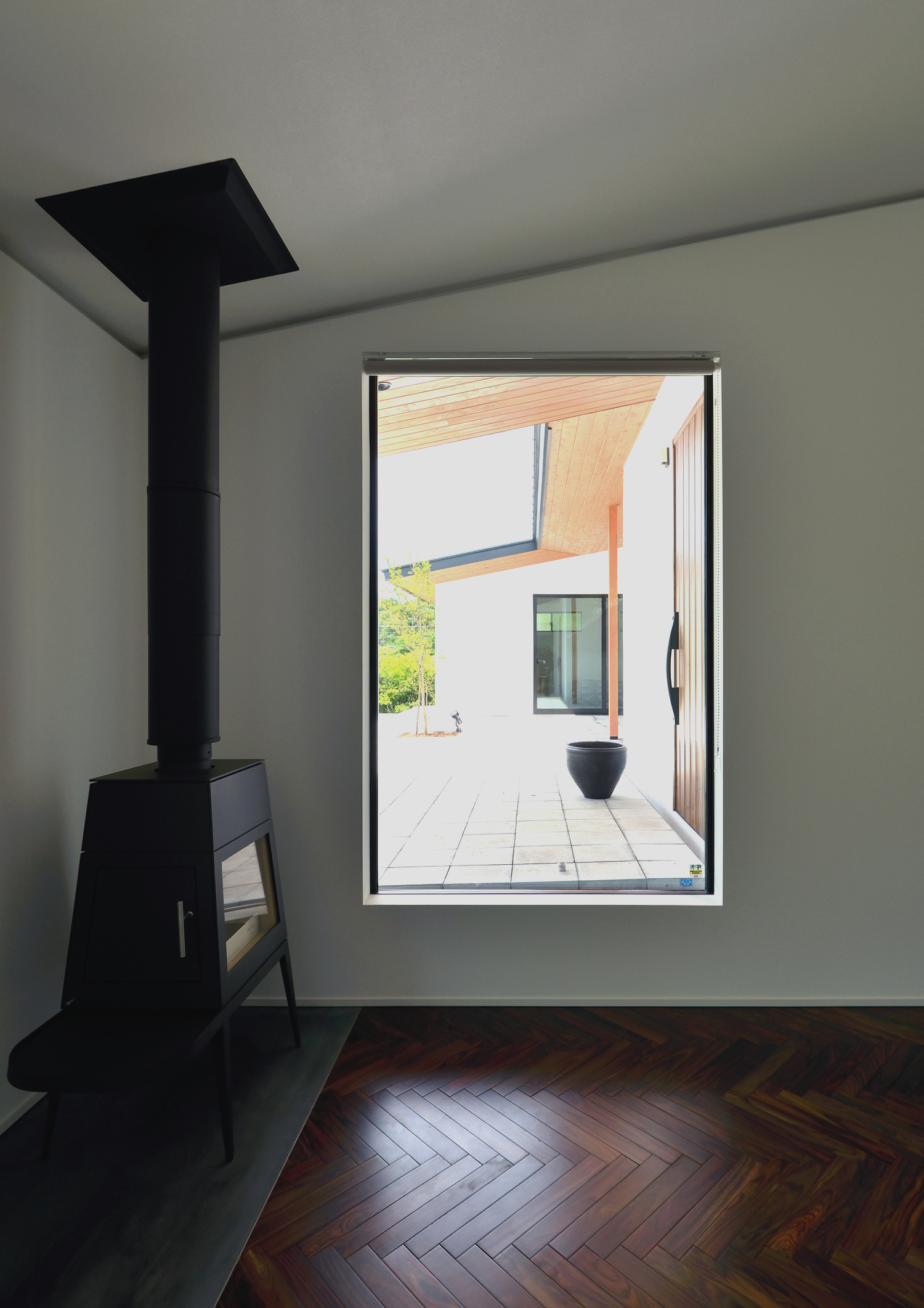 玄関が見えるはめ殺しの窓がある、暖炉付きのレトロなLDK・デザイン住宅