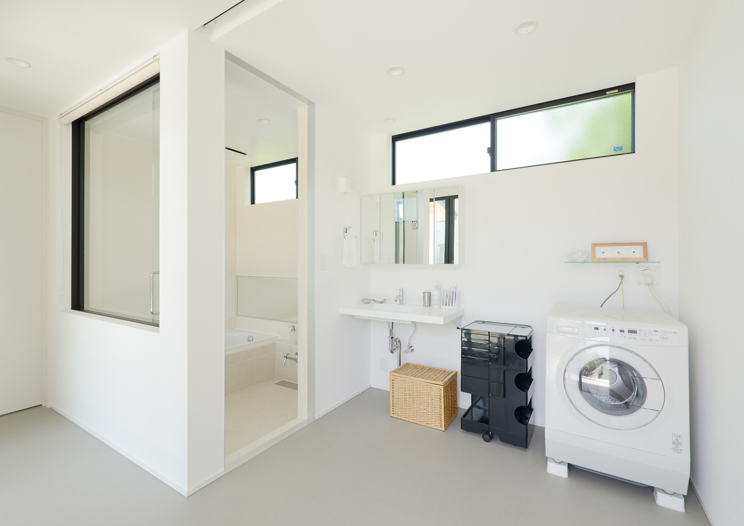スリット窓があるシンプルで広い洗面所・デザイン住宅