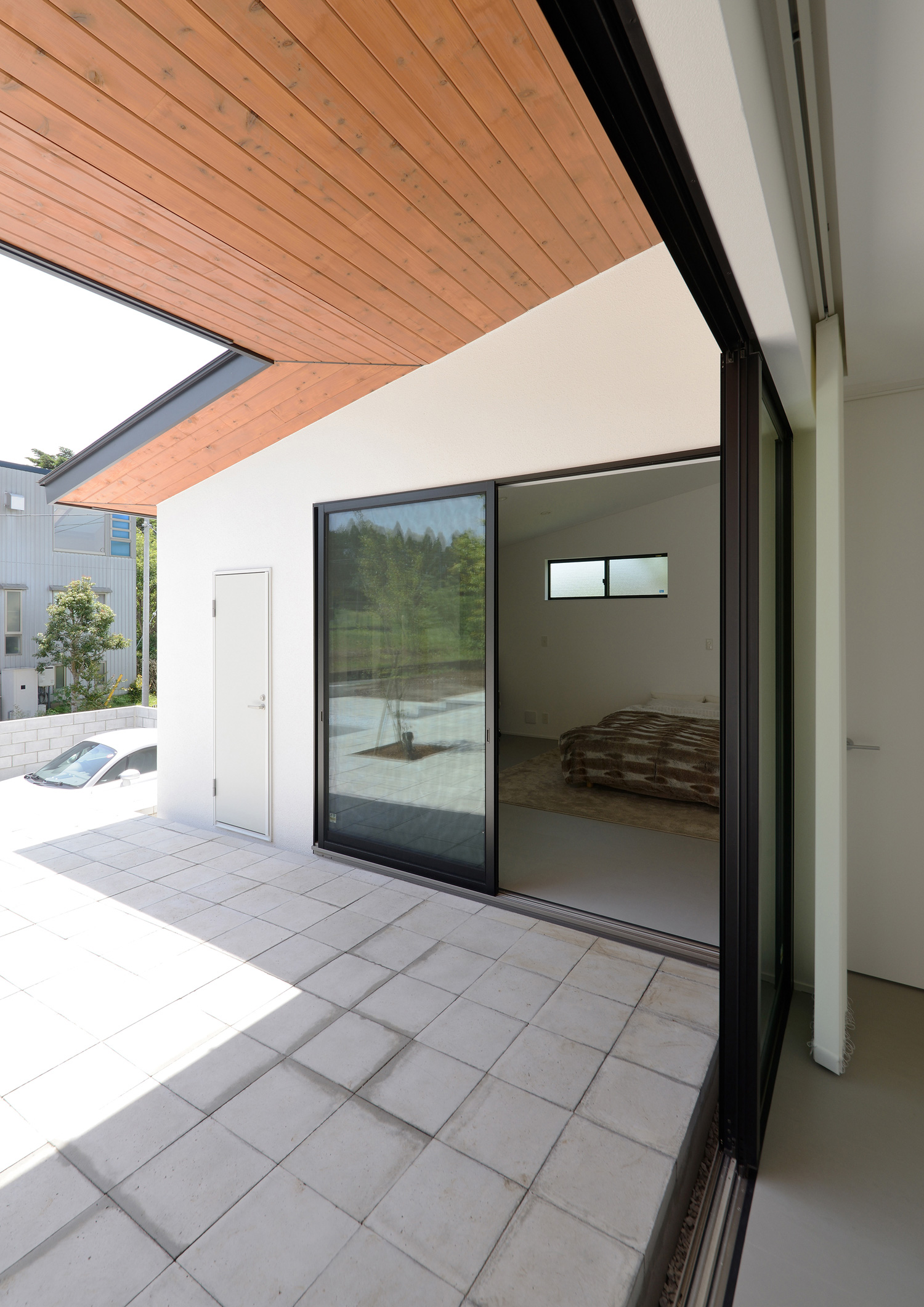 軒天井のあるテラスに面した大きな窓・デザイン住宅