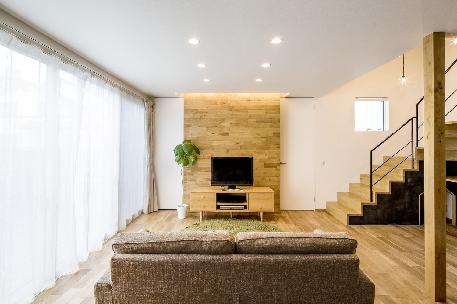 木目のアクセントウォールがあるナチュラルで落ち着きのあるLDK・デザイン住宅