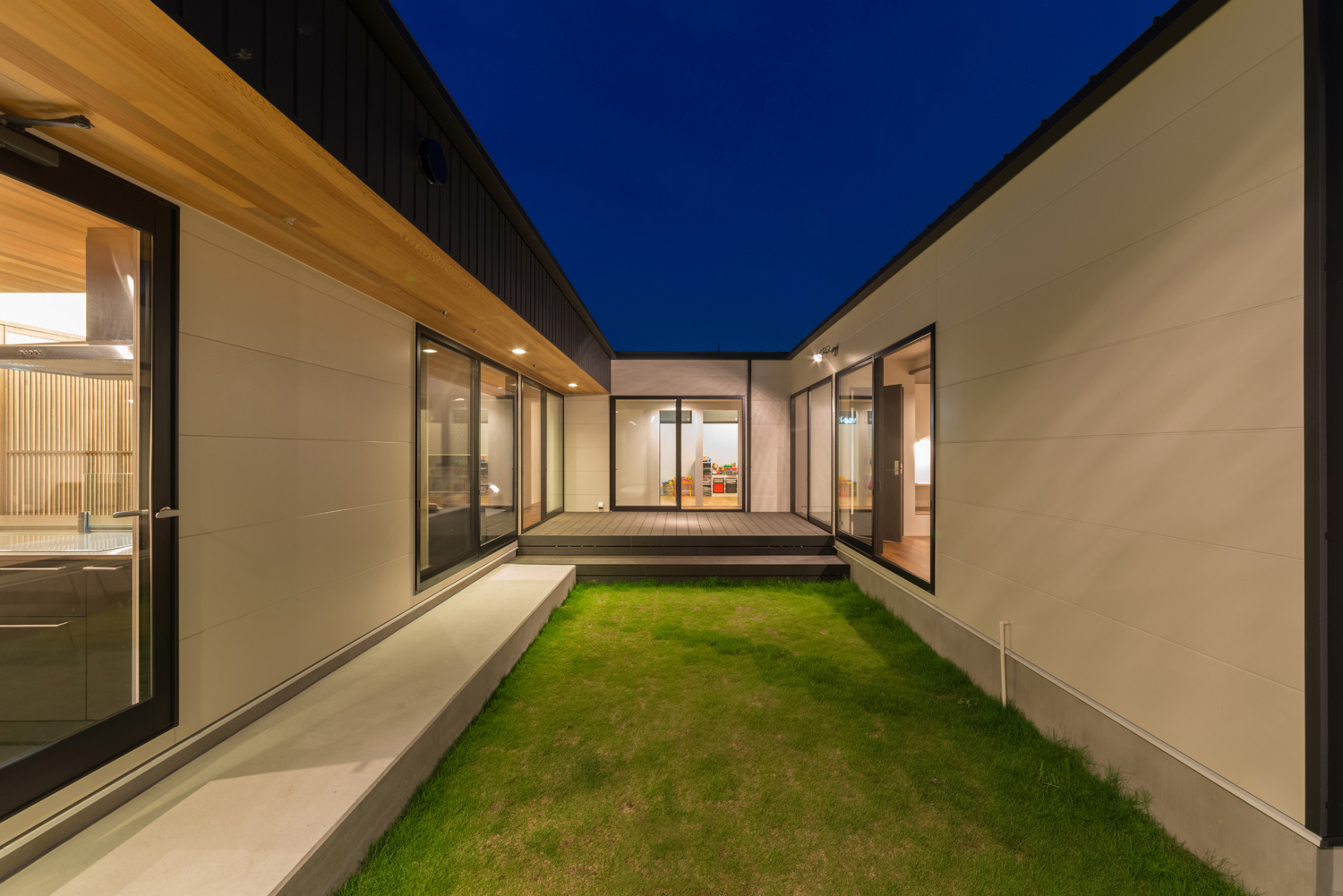 「外観クローズド×内観オープン」な平屋住宅