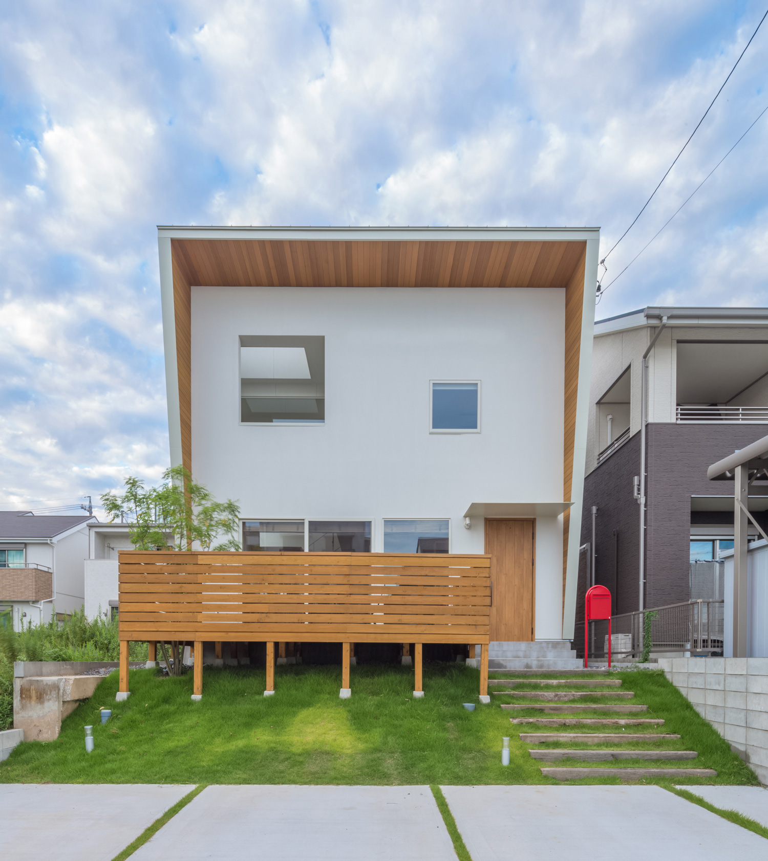 木の柵が建てられているスクエアな外観の家・デザイン住宅 注文住宅・デザイン住宅建築実例_『CASE434 HIDAMARI』_外観