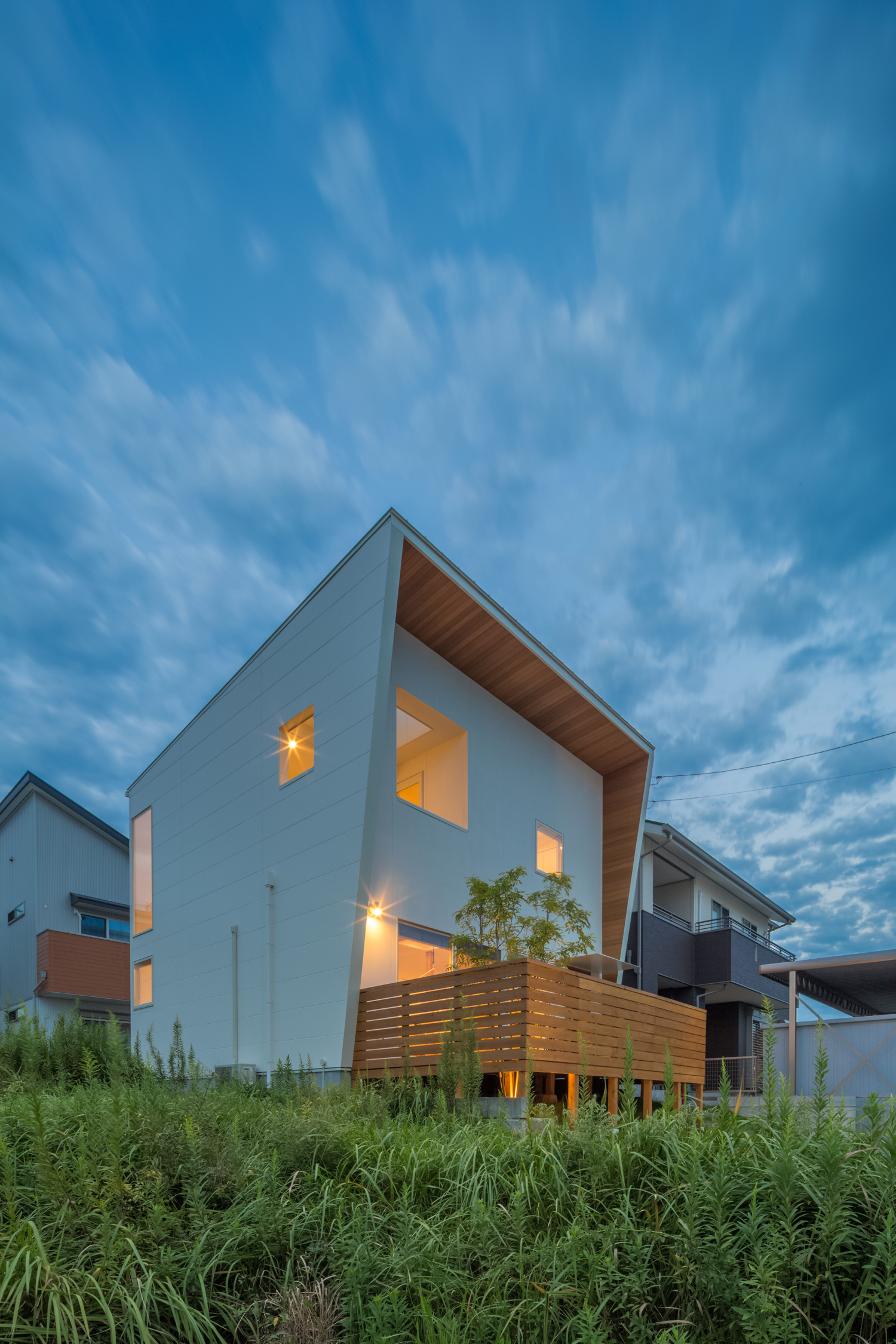 緑に囲まれた白い外壁で木目の軒天井があるおしゃれな外観の家・デザイン住宅 注文住宅・デザイン住宅建築実例_『CASE434 HIDAMARI』_外観