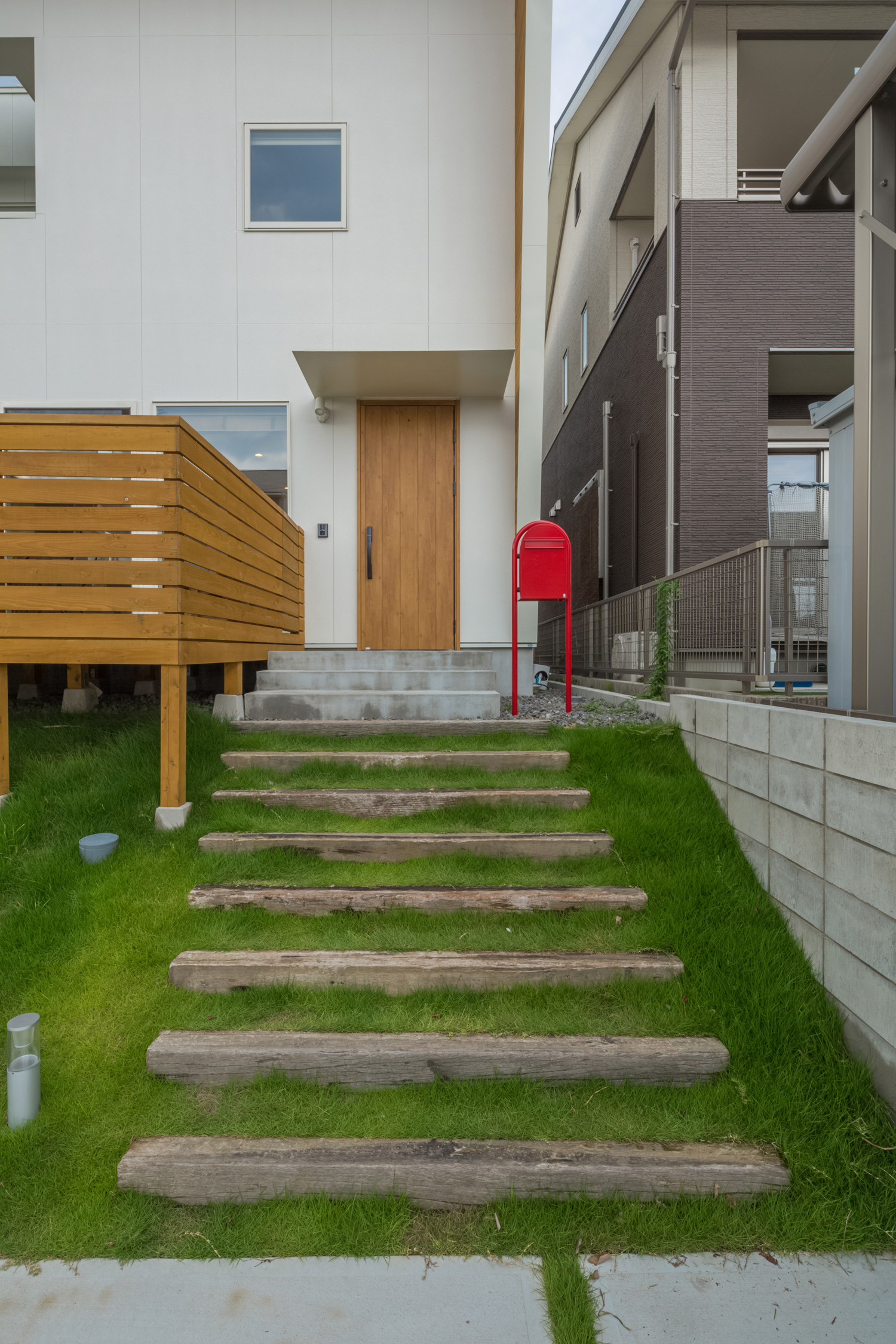 芝生の中にある石の玄関アプローチ・デザイン住宅 注文住宅・デザイン住宅建築実例_『CASE434 HIDAMARI』_外観