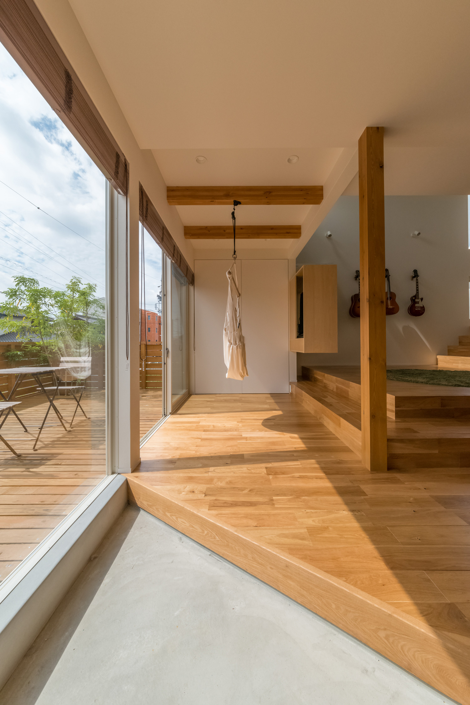 テラスに面した明るいモルタルの玄関・デザイン住宅 注文住宅・デザイン住宅建築実例_『CASE434 HIDAMARI』_玄関