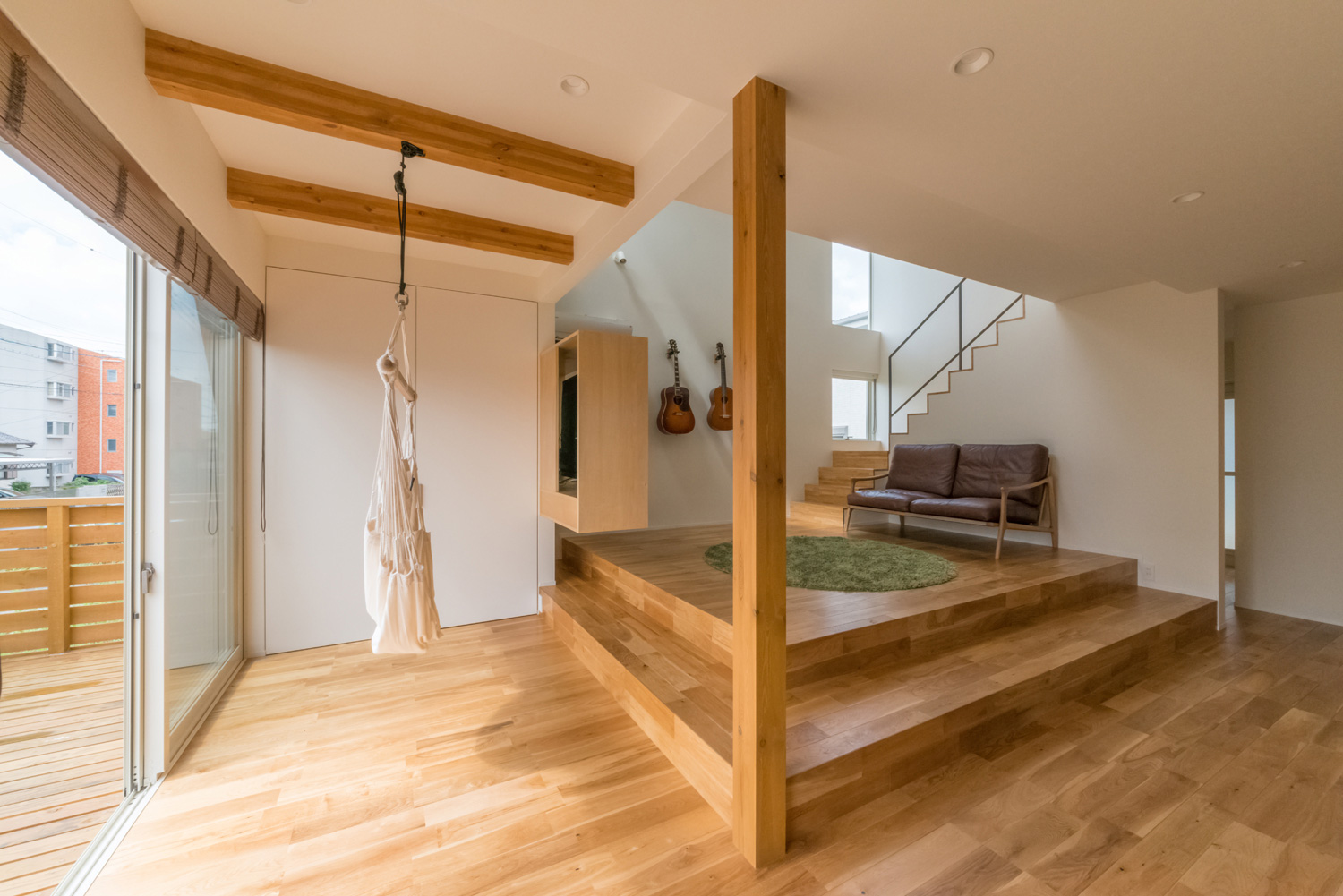 ハンモックがあるスキップフロアのLDK・デザイン住宅 注文住宅・デザイン住宅建築実例_『CASE434 HIDAMARI』_LDK