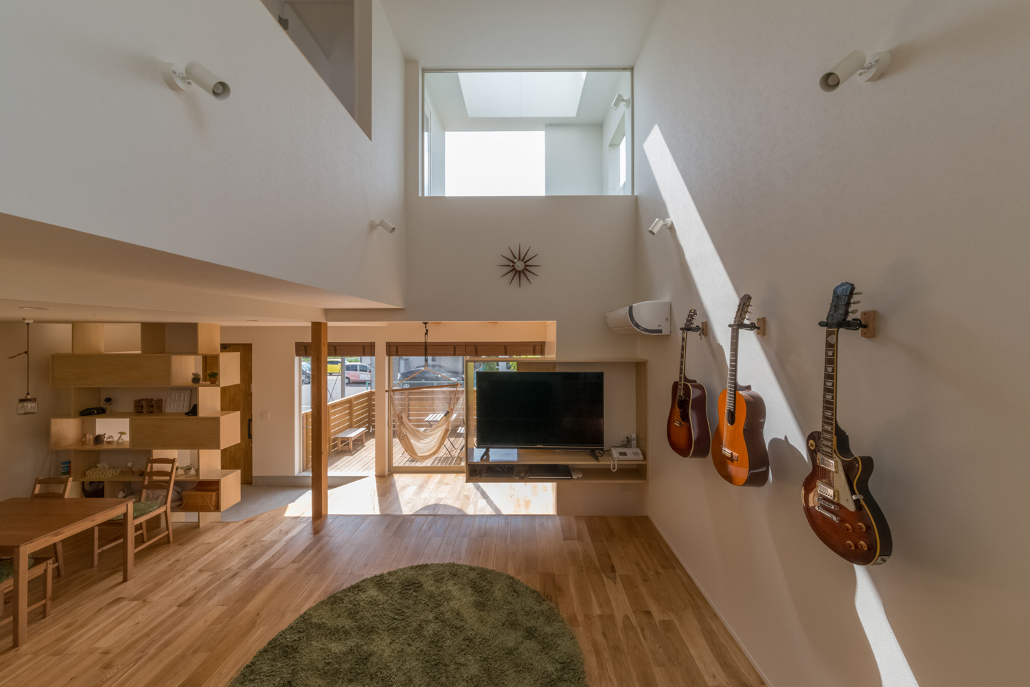 吹き抜けから光が入る開放的なLDK・デザイン住宅 注文住宅・デザイン住宅建築実例_『CASE434 HIDAMARI』_LDK