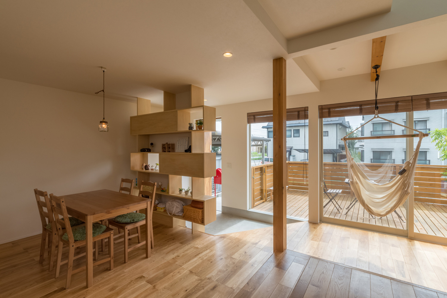 大きな窓の窓際にハンモックがあるナチュラルなLDK・デザイン住宅 注文住宅・デザイン住宅建築実例_『CASE434 HIDAMARI』_LDK