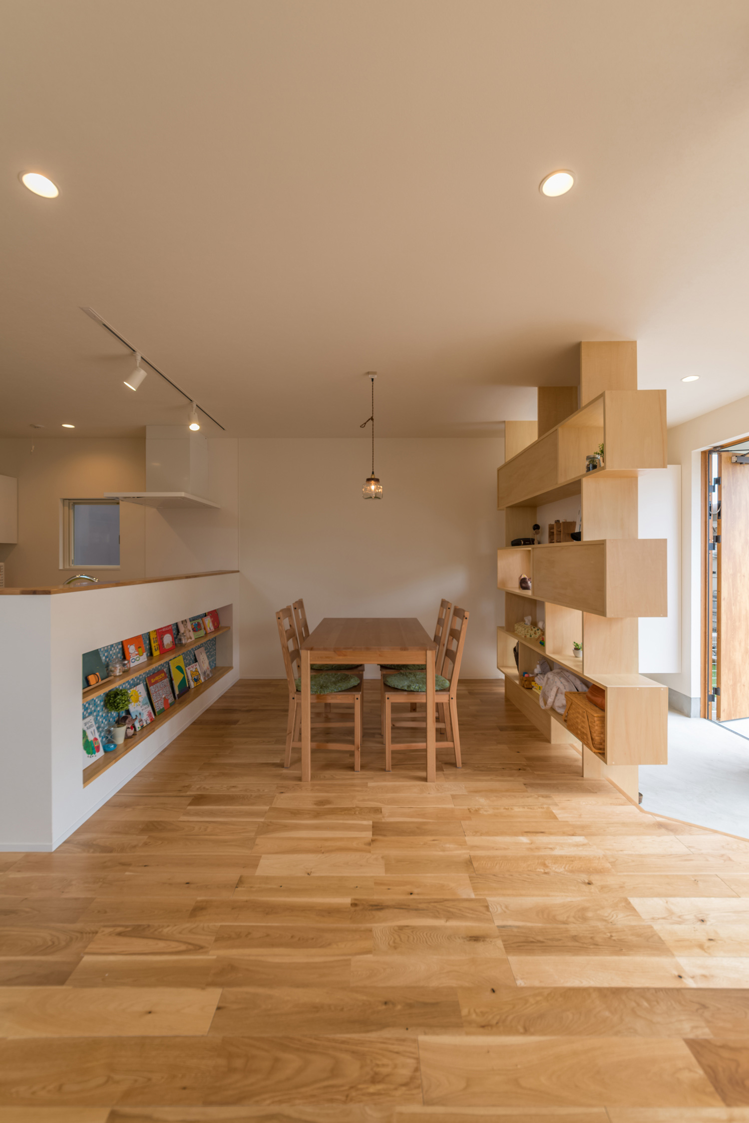 フローリングで木のダイニングテーブルがあるシンプルでおしゃれなLDK・デザイン住宅 注文住宅・デザイン住宅建築実例_『CASE434 HIDAMARI』_LDK