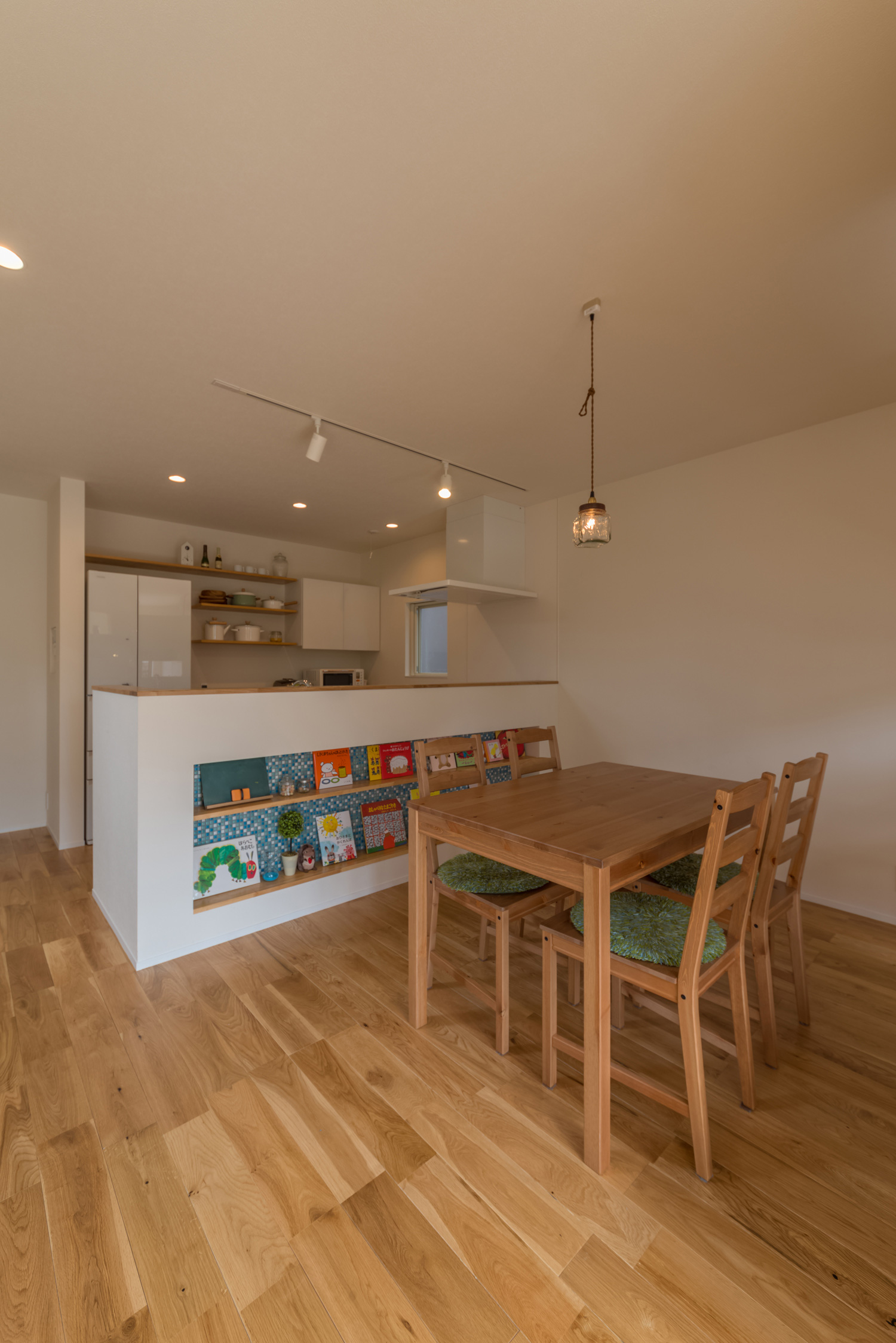 キッチンの腰壁を本棚として活用したおしゃれなLDK・デザイン住宅 注文住宅・デザイン住宅建築実例_『CASE434 HIDAMARI』_LDK