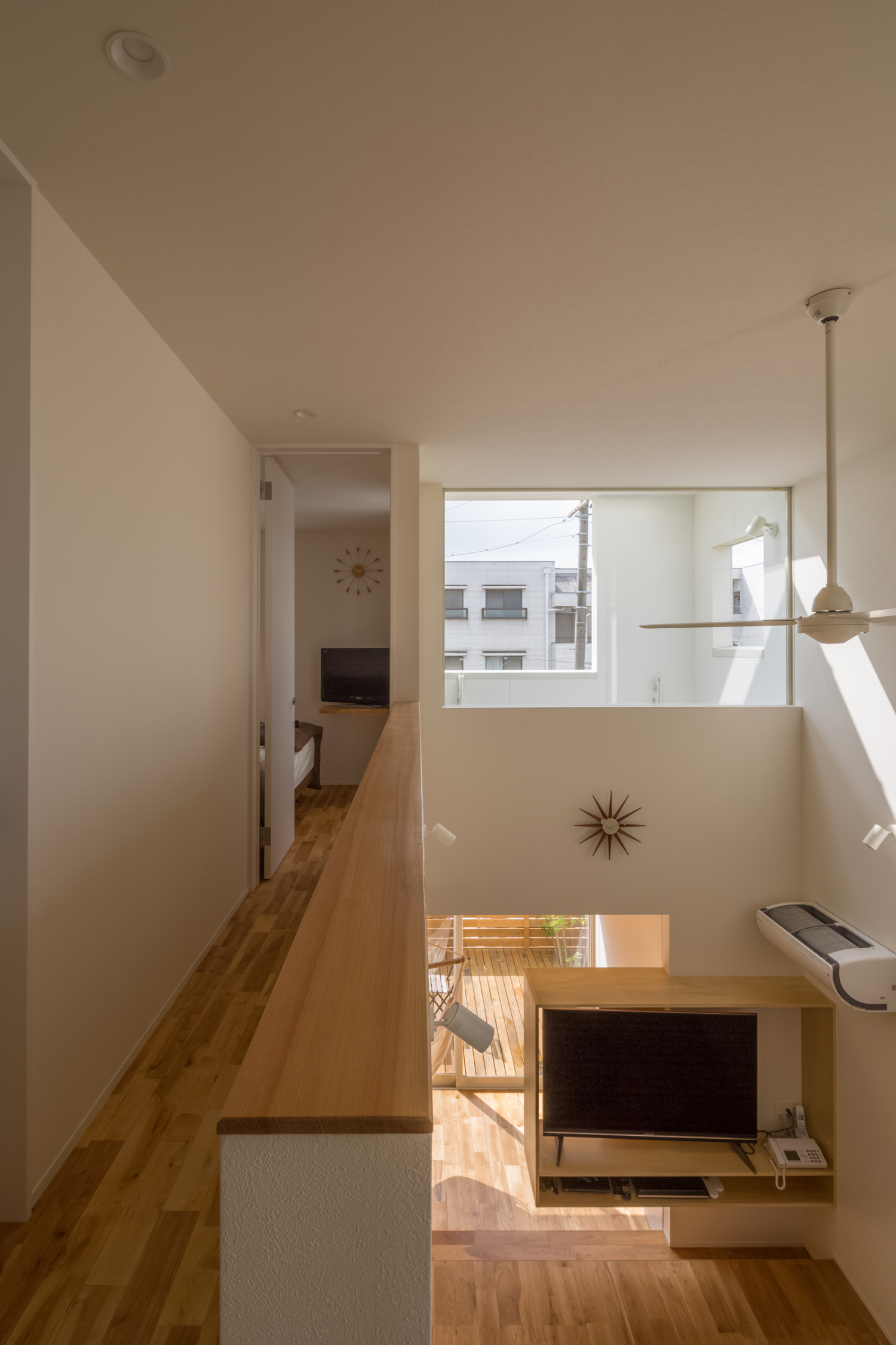 吹き抜けに面した二階の廊下・デザイン住宅 注文住宅・デザイン住宅建築実例_『CASE434 HIDAMARI』_廊下