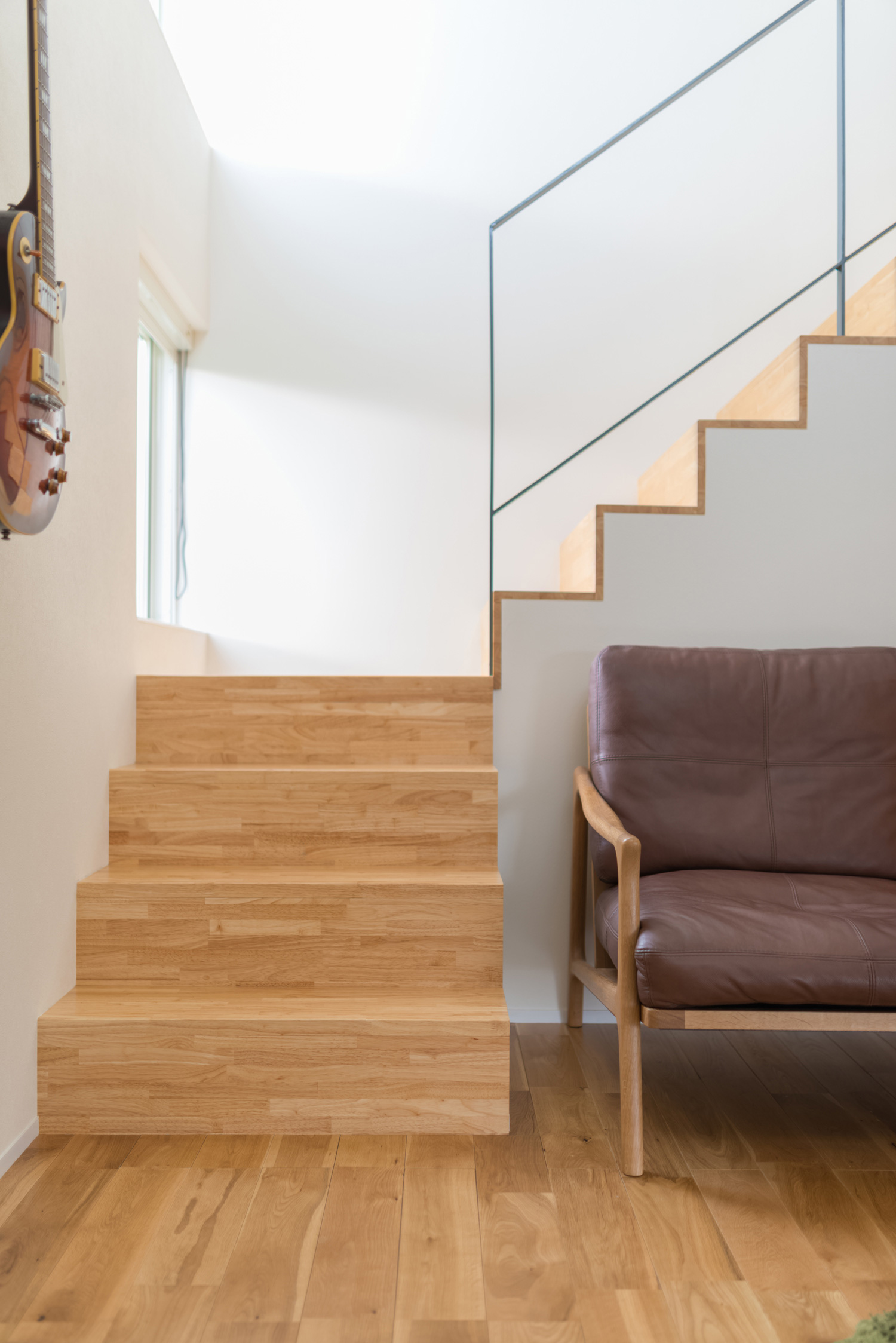 フローリングと同じ色の木製の階段・デザイン住宅 注文住宅・デザイン住宅建築実例_『CASE434 HIDAMARI』_階段