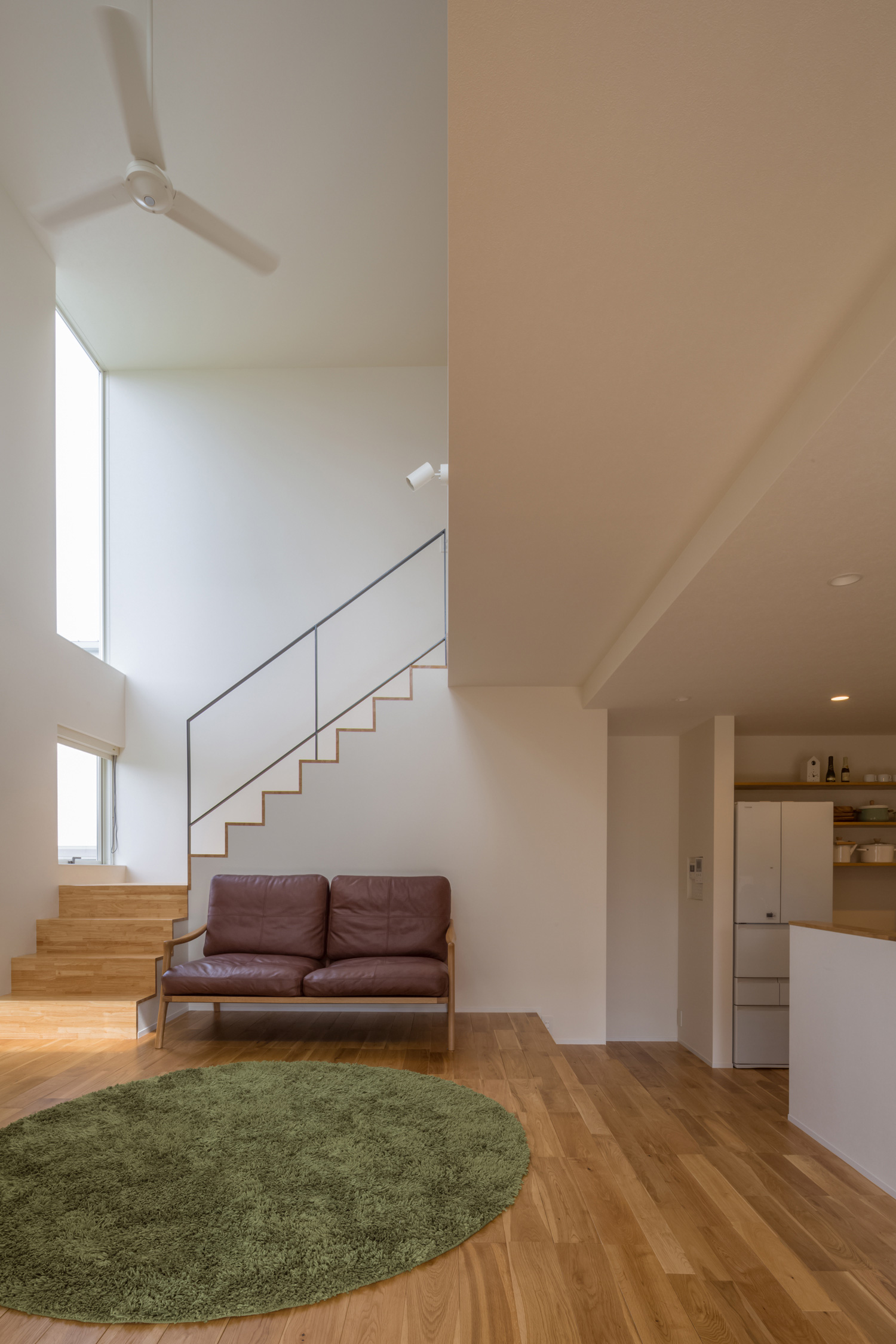 吹き抜けのあるスキップフロアのナチュラルなLDK・デザイン住宅 注文住宅・デザイン住宅建築実例_『CASE434 HIDAMARI』_階段