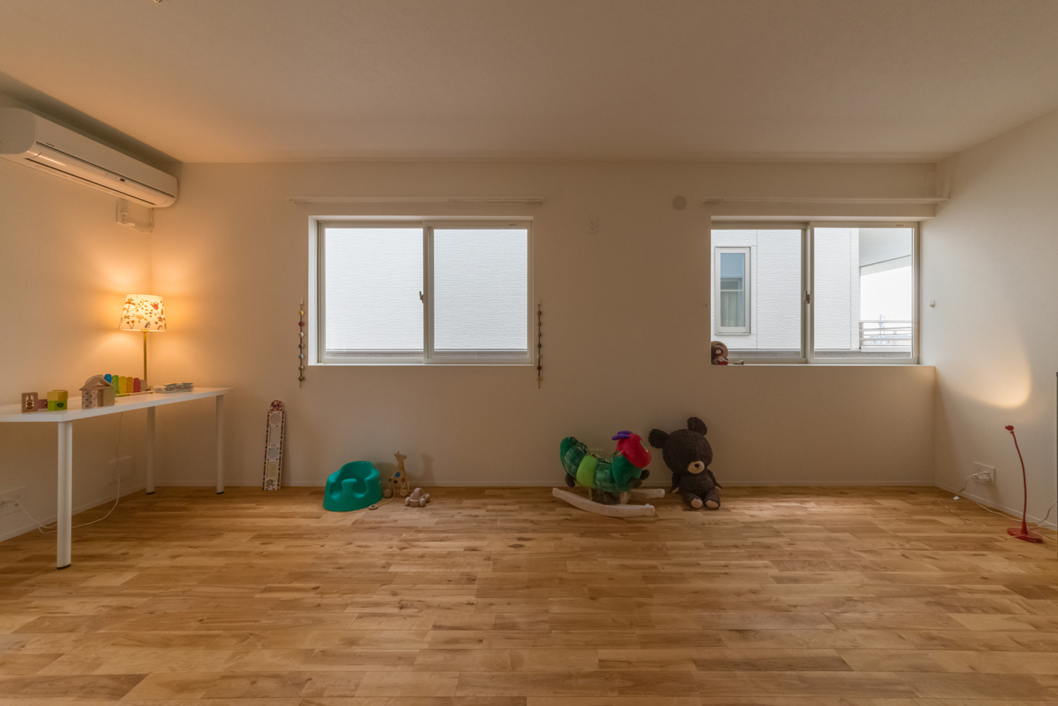 おもちゃが置かれているシンプルな子供部屋・デザイン住宅 注文住宅・デザイン住宅建築実例_『CASE434 HIDAMARI』_子供部屋