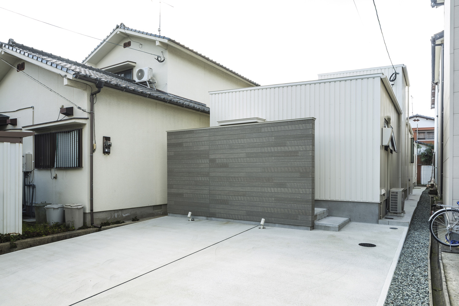 グレーの目隠し壁が取り付けられたスクエアな外観の平屋・デザイン住宅 注文住宅・デザイン住宅建築実例_『CASE437 LG』_外観