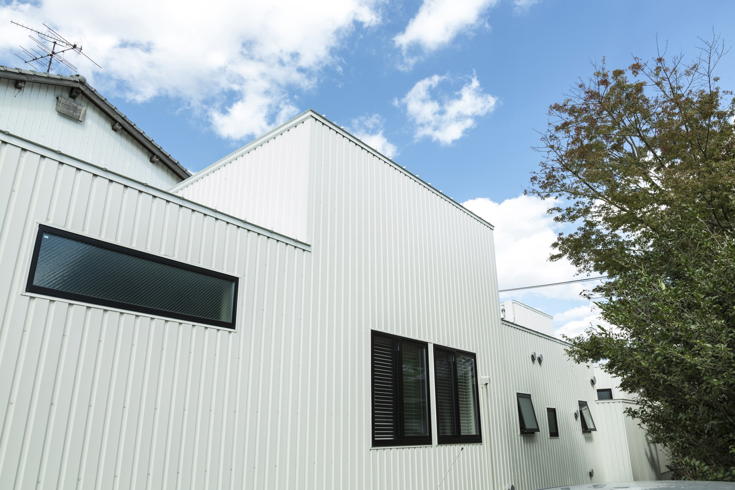 白い金属の外壁のシンプルな平屋住宅・デザイン住宅 注文住宅・デザイン住宅建築実例_『CASE437 LG』_外観