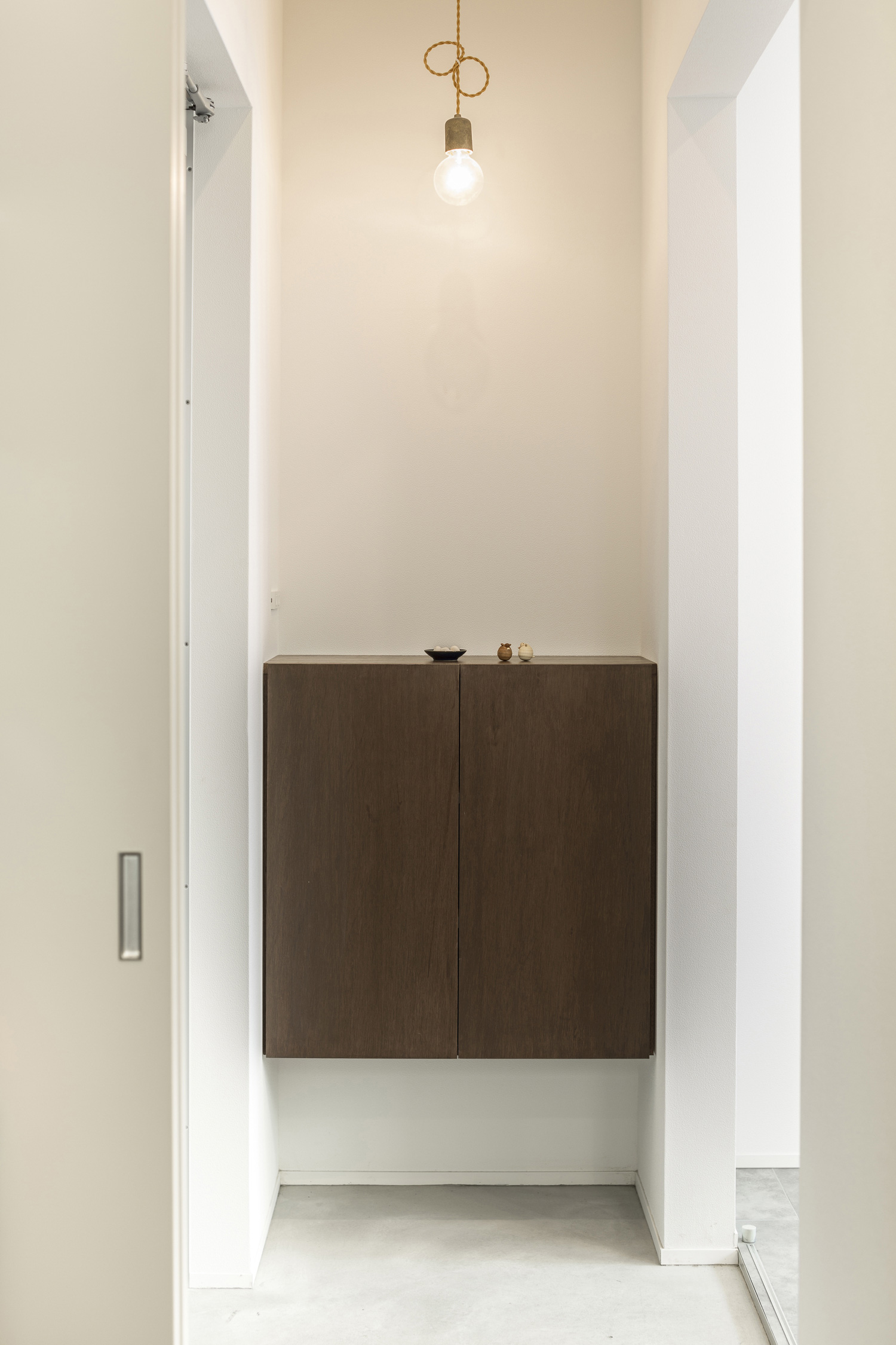 白い壁で木のシューズボックスが取り付けられたシンプルな玄関・デザイン住宅 注文住宅・デザイン住宅建築実例_『CASE437 LG』_玄関