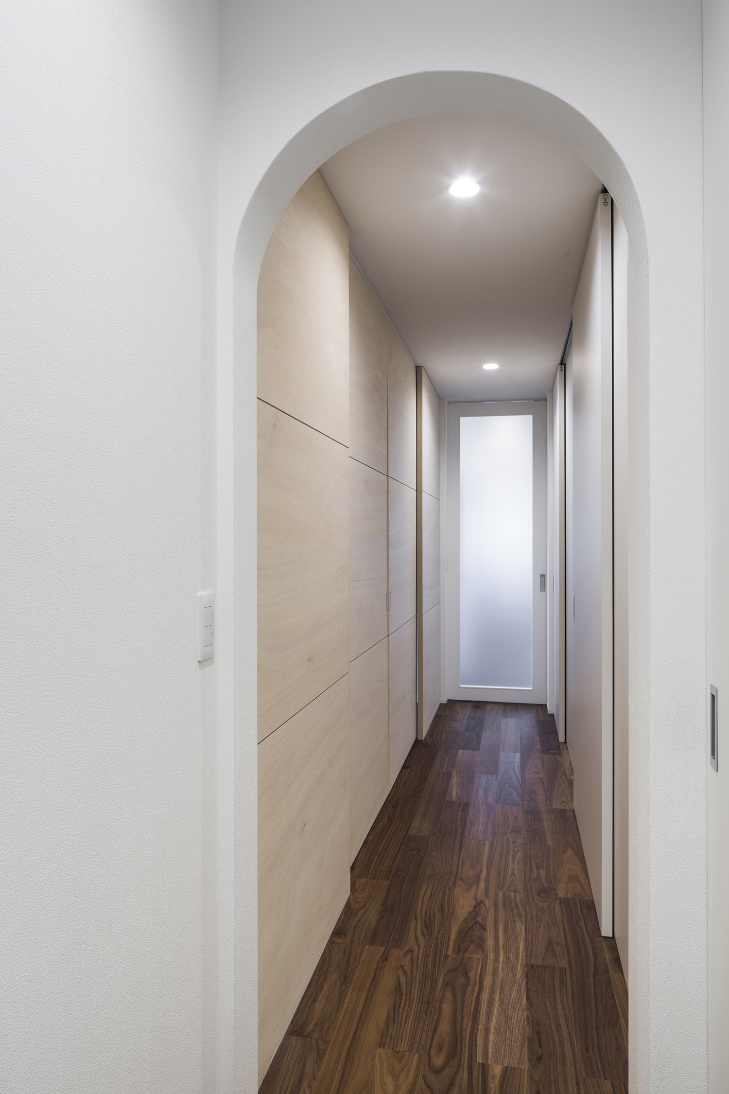 濃い色のフローリングのアーチ壁の廊下・デザイン住宅 注文住宅・デザイン住宅建築実例_『CASE437 LG』_玄関