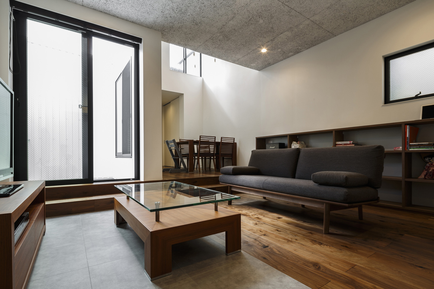 中庭に面した窓がある木のインテリアのLDK・デザイン住宅 注文住宅・デザイン住宅建築実例_『CASE437 LG』_LDK