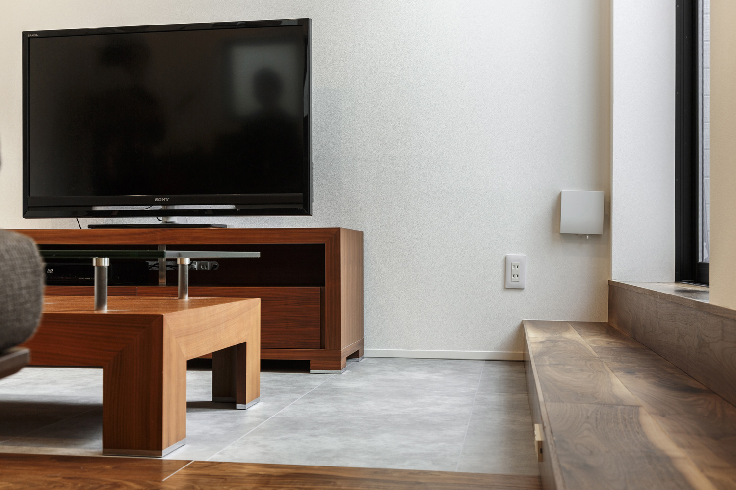 木のサイドテーブルがあるダウンリビング・デザイン住宅 注文住宅・デザイン住宅建築実例_『CASE437 LG』_LDK