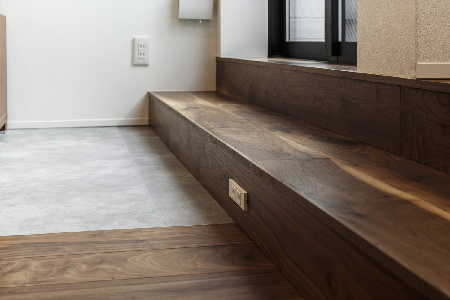 ダウンリビングの段差部分にコンセントが取り付けられた機能的なデザイン・デザイン住宅 注文住宅・デザイン住宅建築実例_『CASE437 LG』_LDK