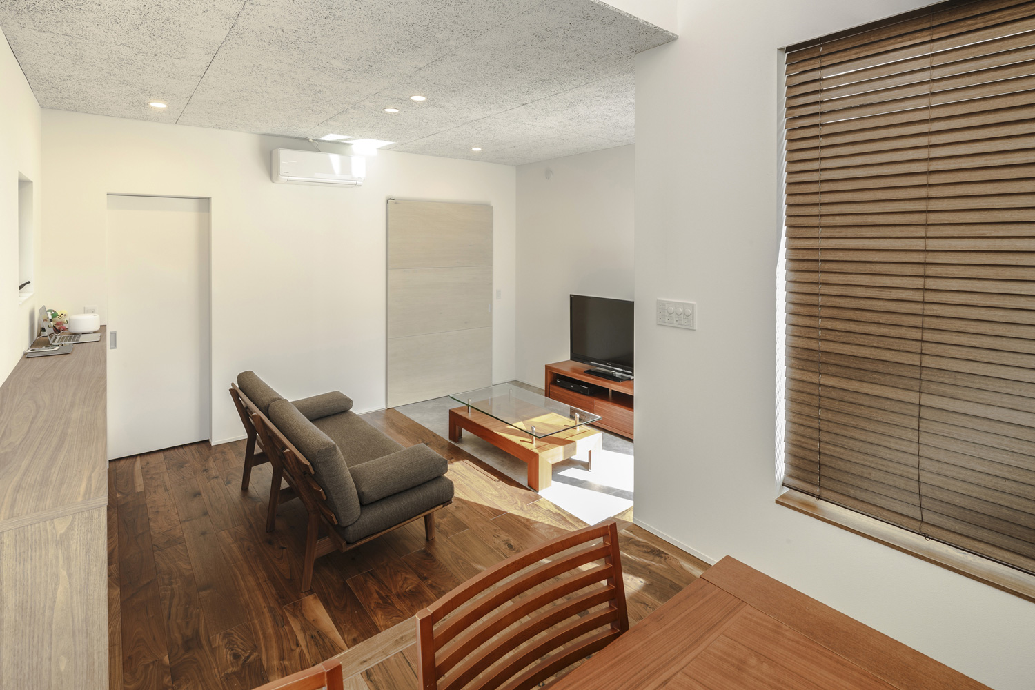 グレーの天井で濃い色のフローリングのシンプルで落ち着きのあるLDK・デザイン住宅 注文住宅・デザイン住宅建築実例_『CASE437 LG』_LDK